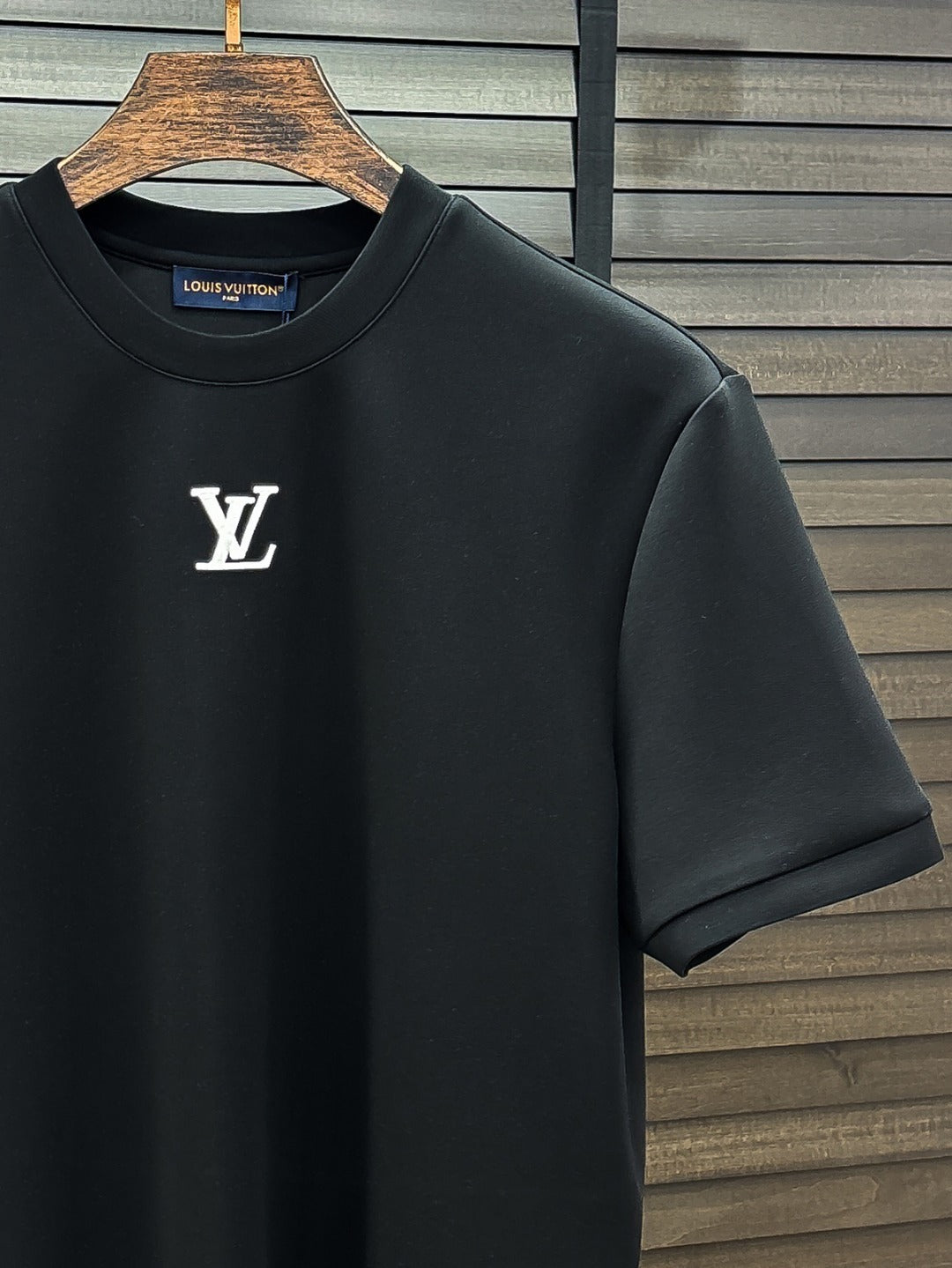 MINIMAL BESTICKTES KURZARM-T-SHIRT