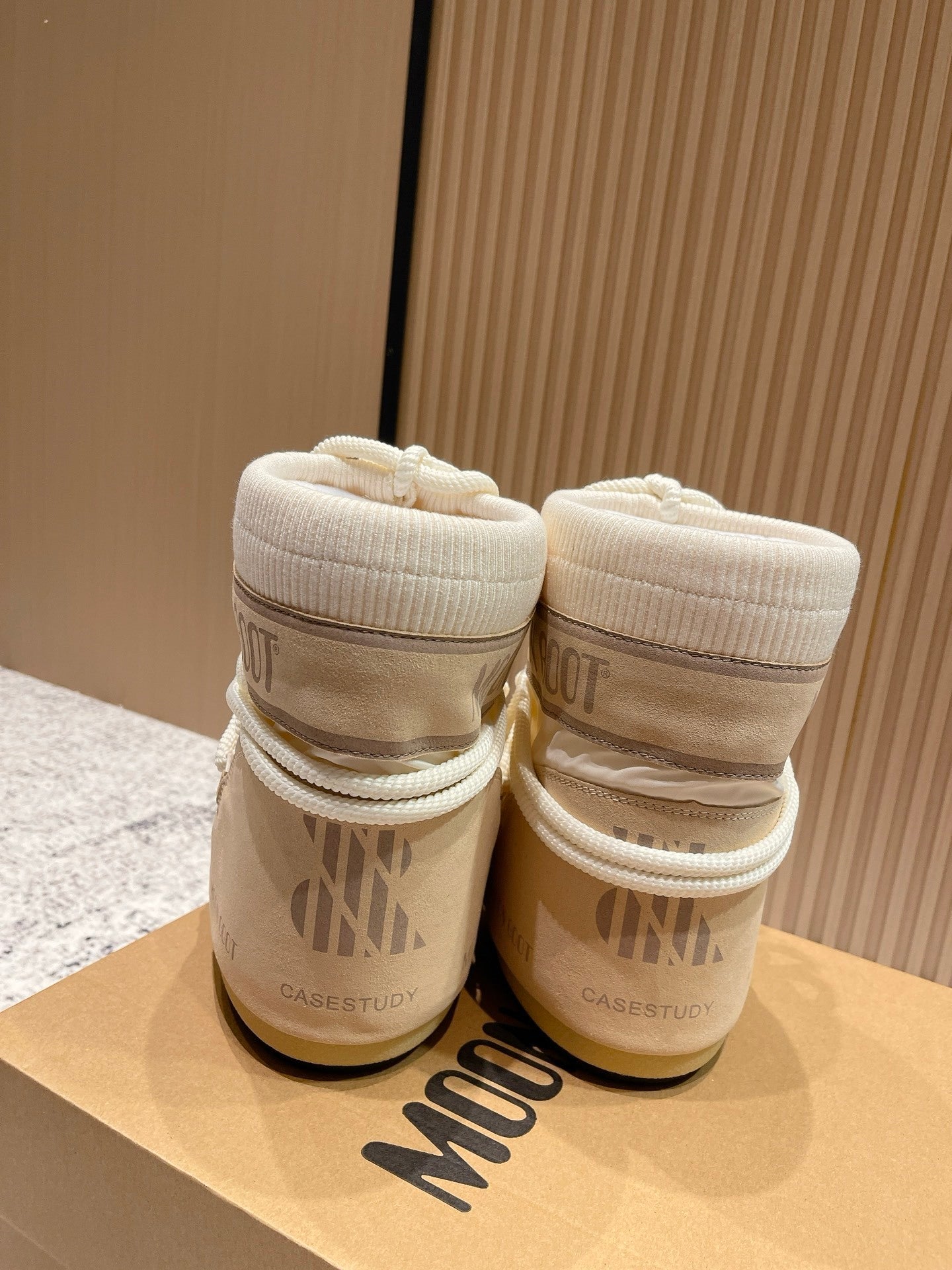 CREAM PADDED WINTER BOOTS WITH LACE-UP CLOSURE