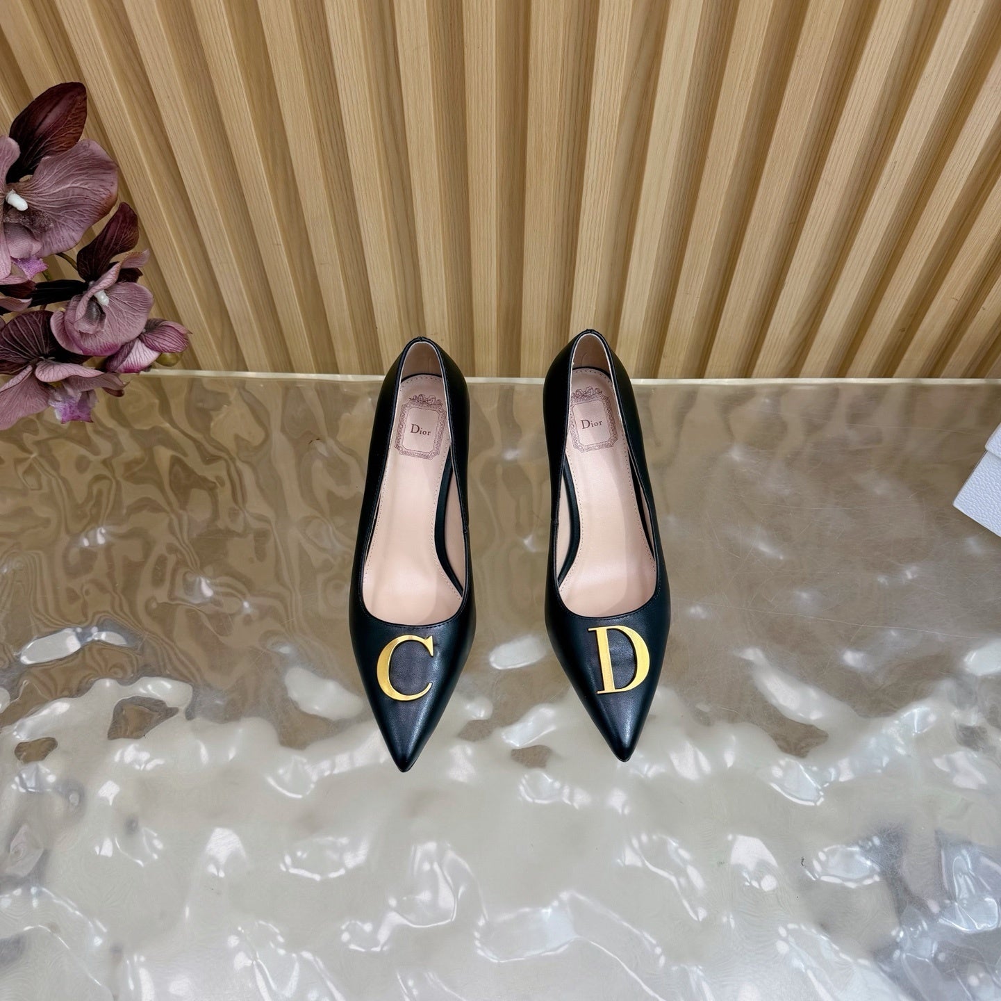 ELEGANT POINTED-TOE LEATHER PUMPS WITH GOLD HARDWARE