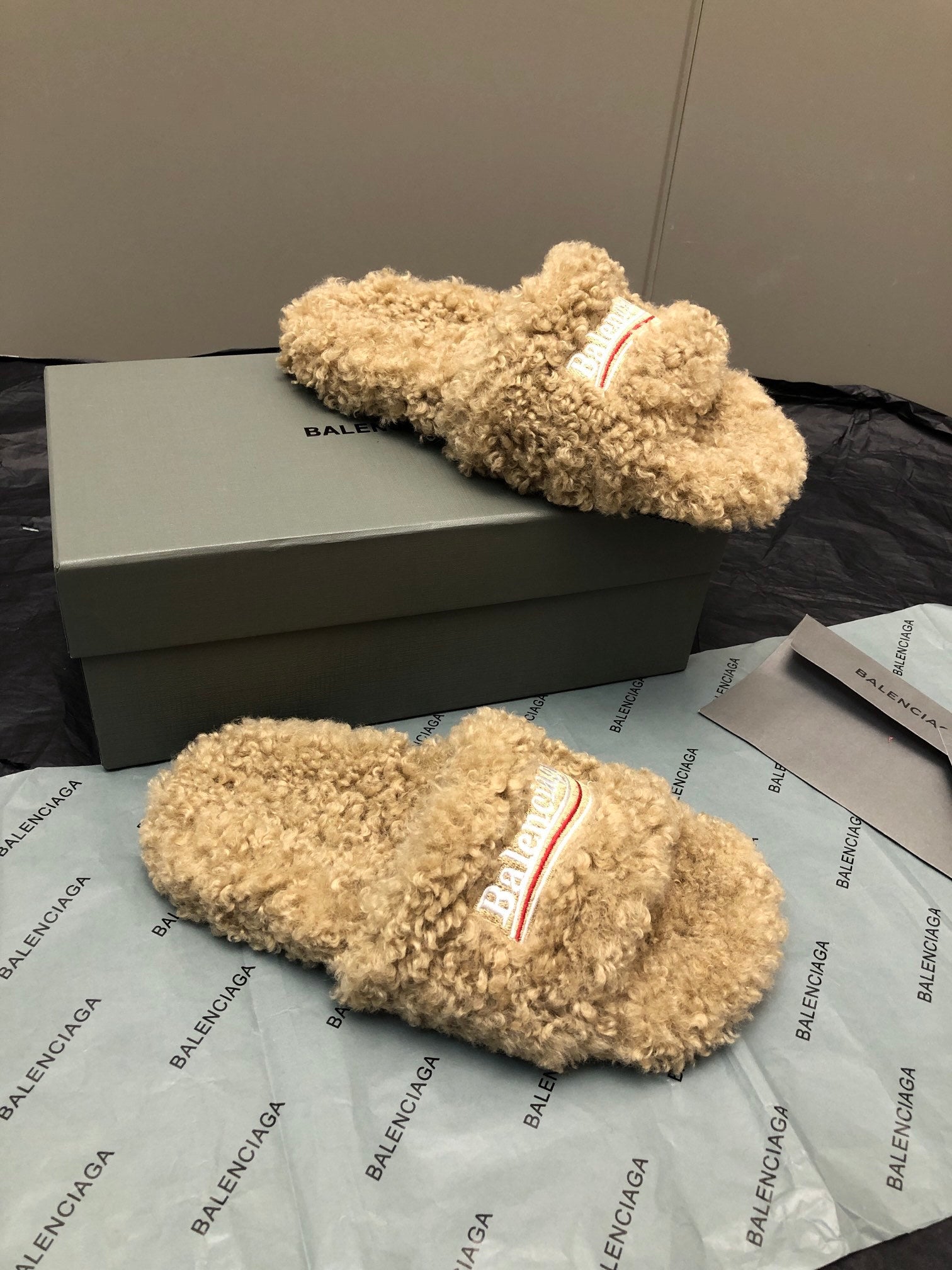 BEIGE FLUFFY COMFORT SLIDES