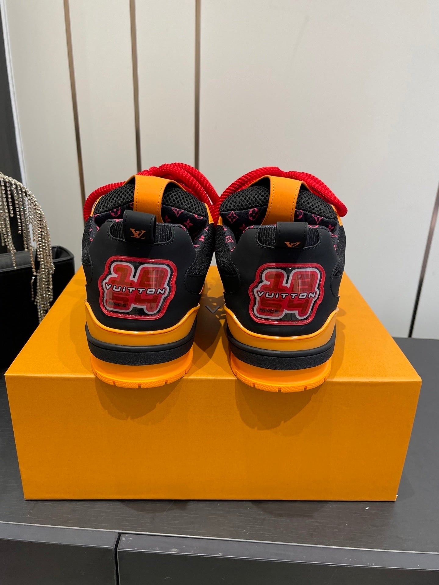 COLORBLOCK-SNEAKER MIT TONABSETZEN UND AUFFÄLLIGEN SCHNÜRSENKELN 
