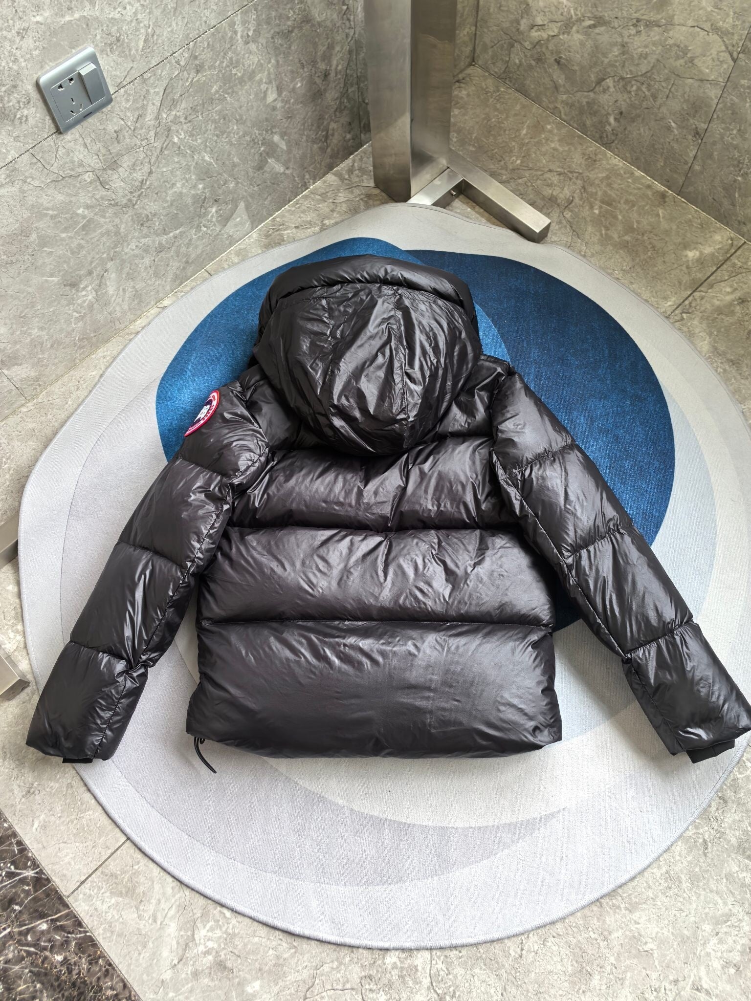 BLACK HOODED PUFFER JACKET