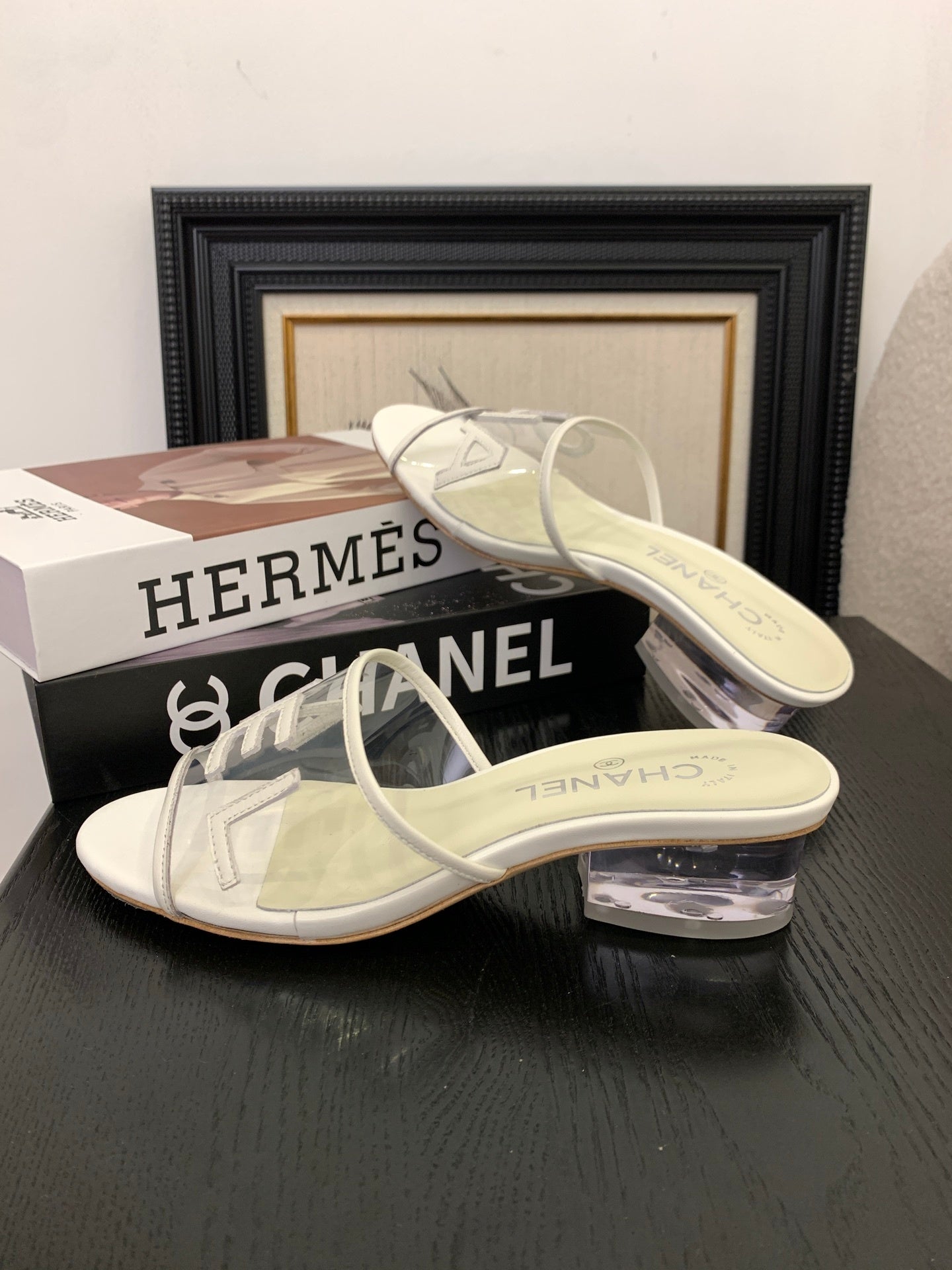 CLEAR LOGO STRAP FLAT SLIDES – WHITE