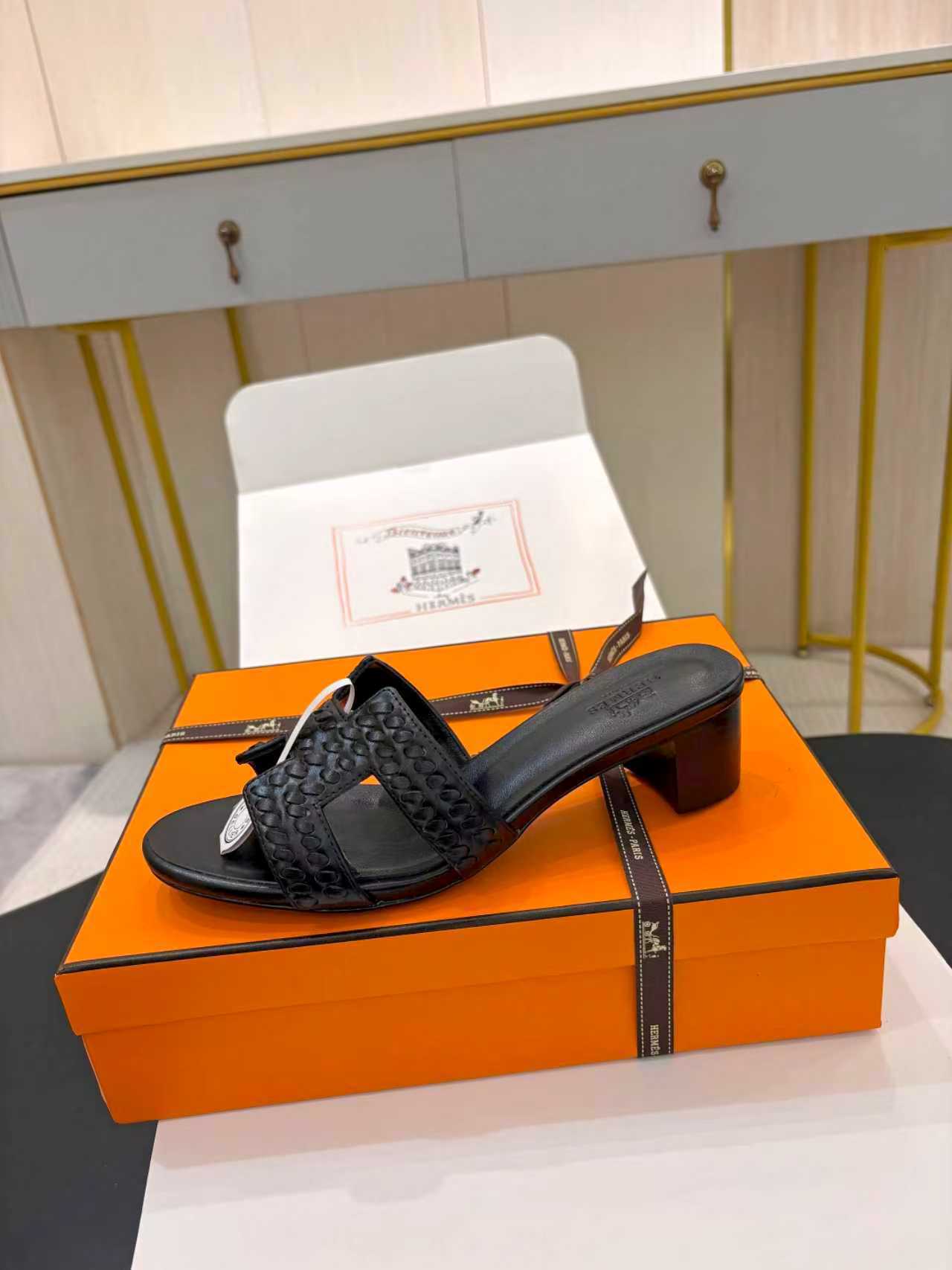 BLACK LEATHER HEELED SLIDE SANDALS