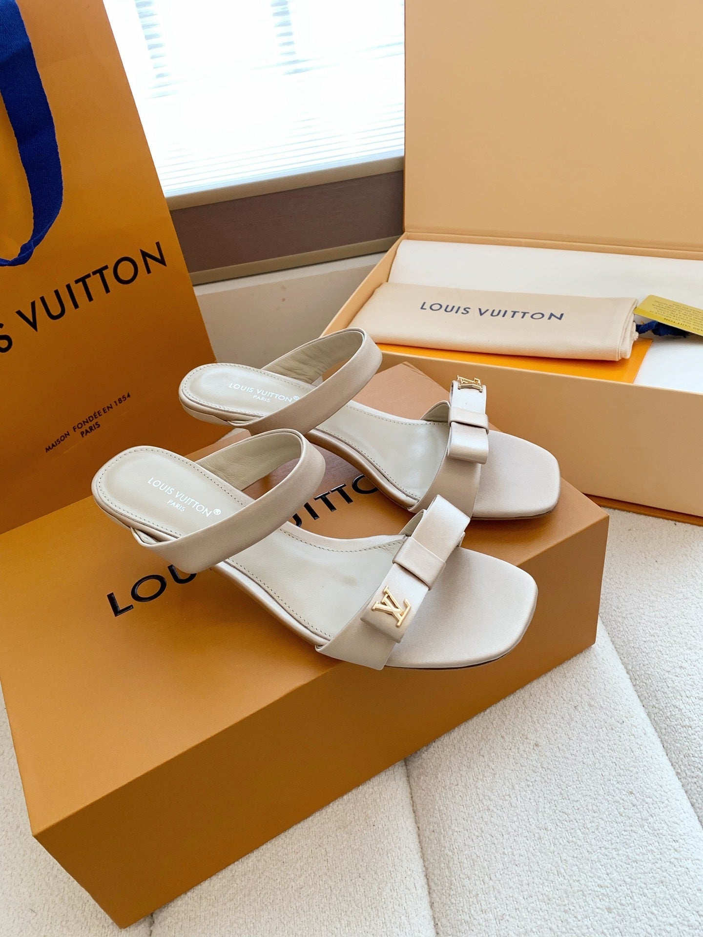 BEIGE BOW DETAIL SLIDE HEEL SANDALS