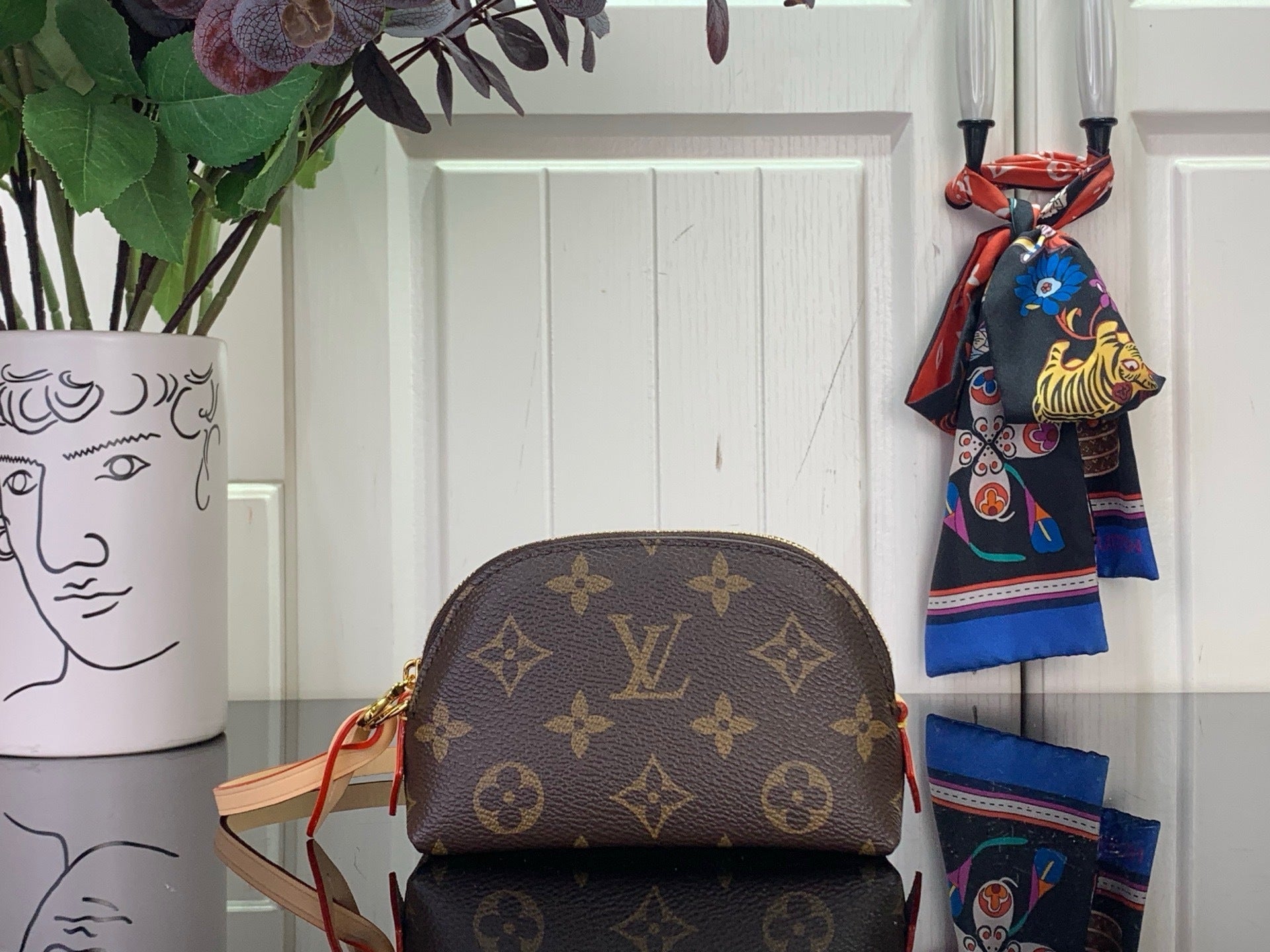 COMPACT DOME CROSSBODY BAG