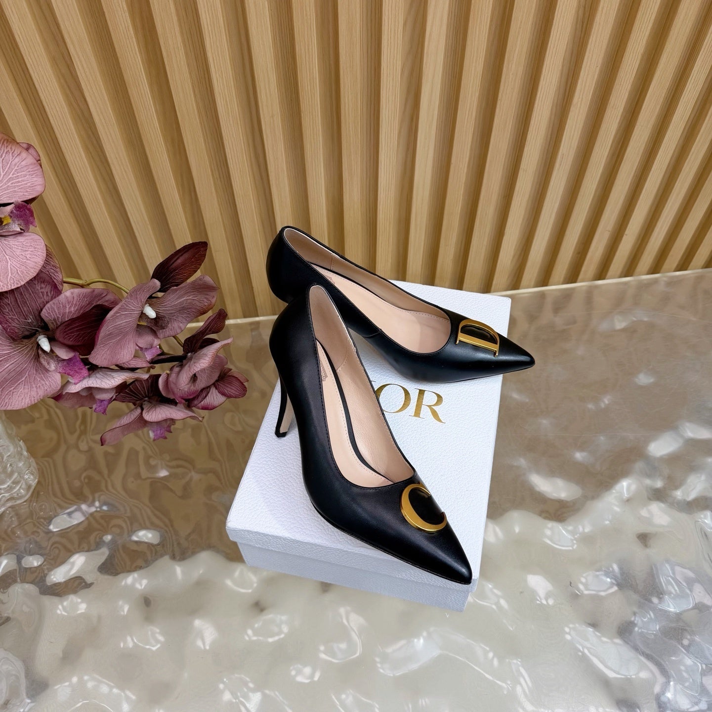 ELEGANT POINTED-TOE LEATHER PUMPS WITH GOLD HARDWARE