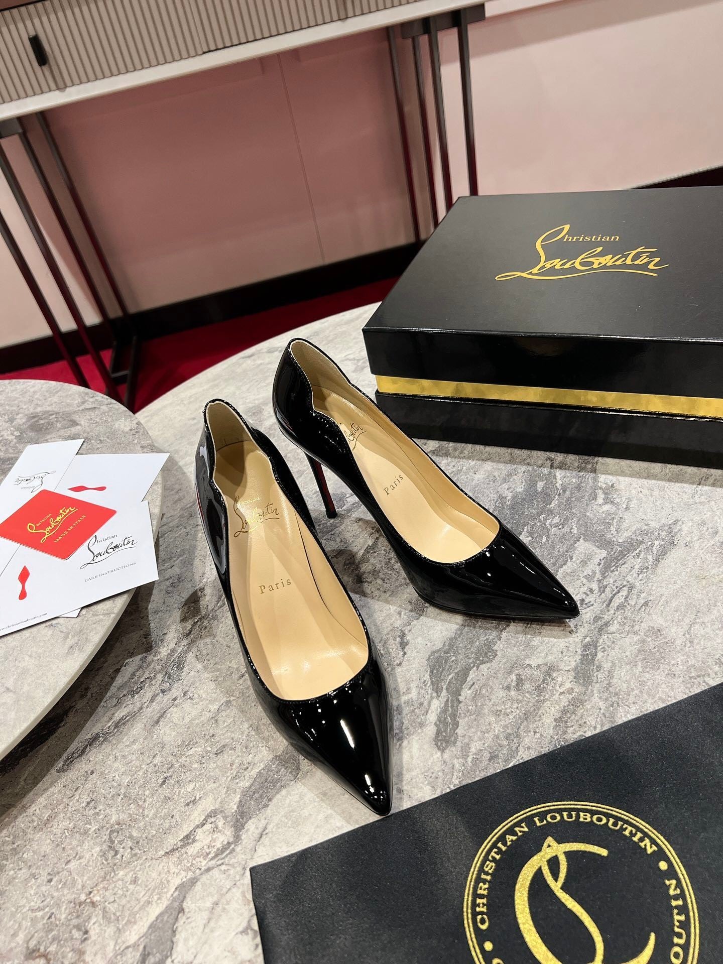 BLACK PATENT SCALLOPED POINTED PUMPS