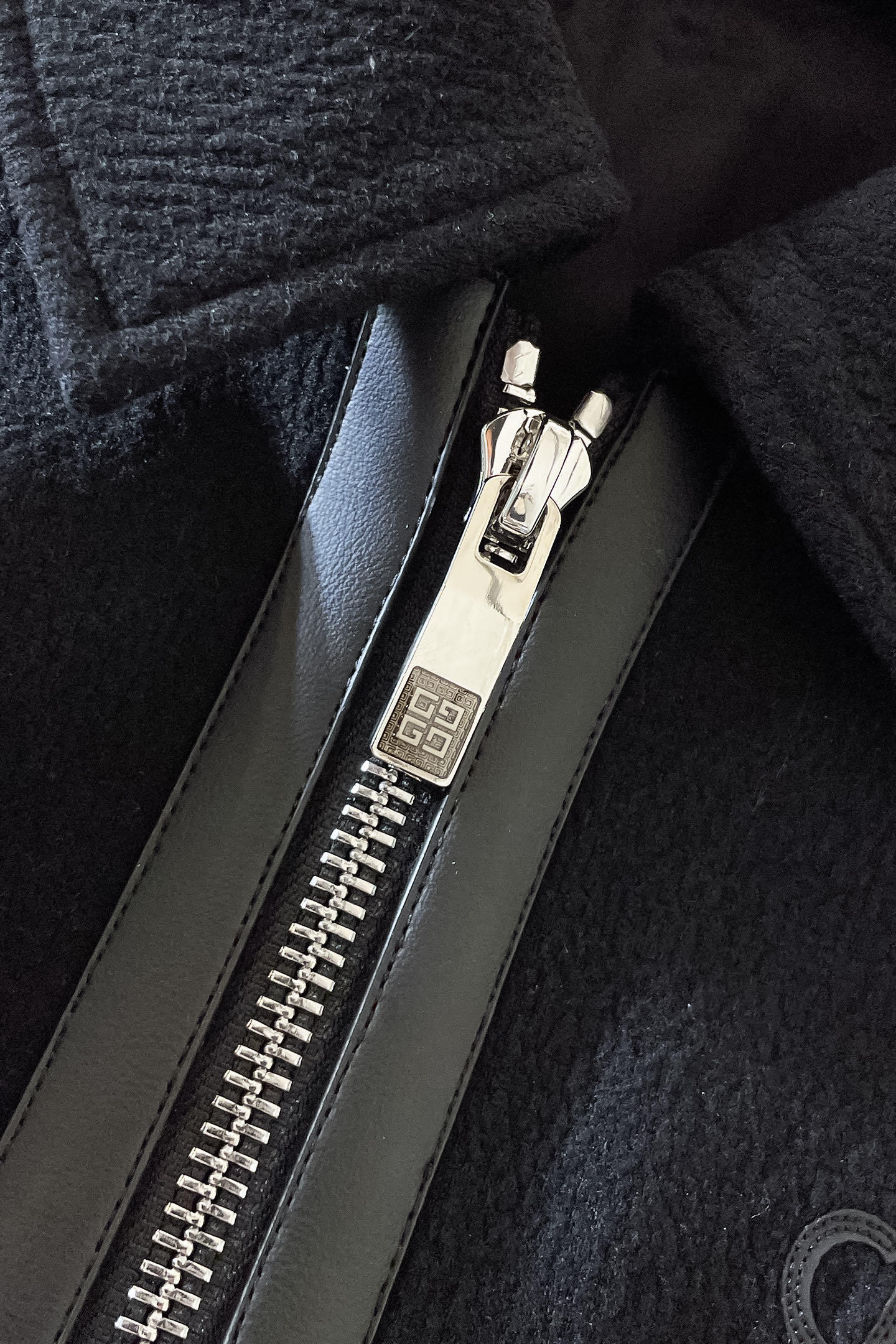 ZIP-UP JACKET WITH EMBROIDERED DETAIL IN CONTRAST COLORS