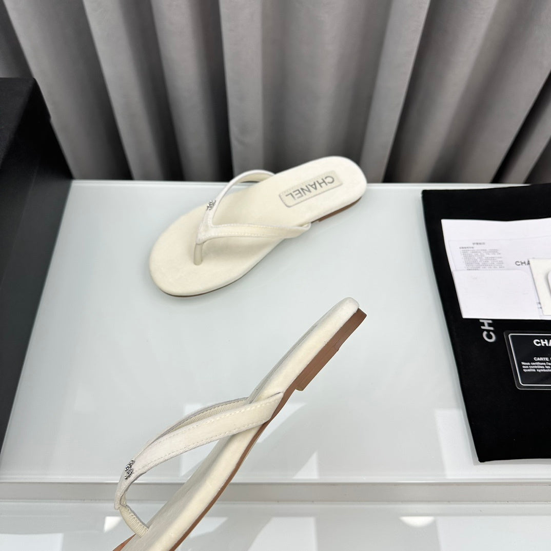 BEIGE FLIP FLOPS