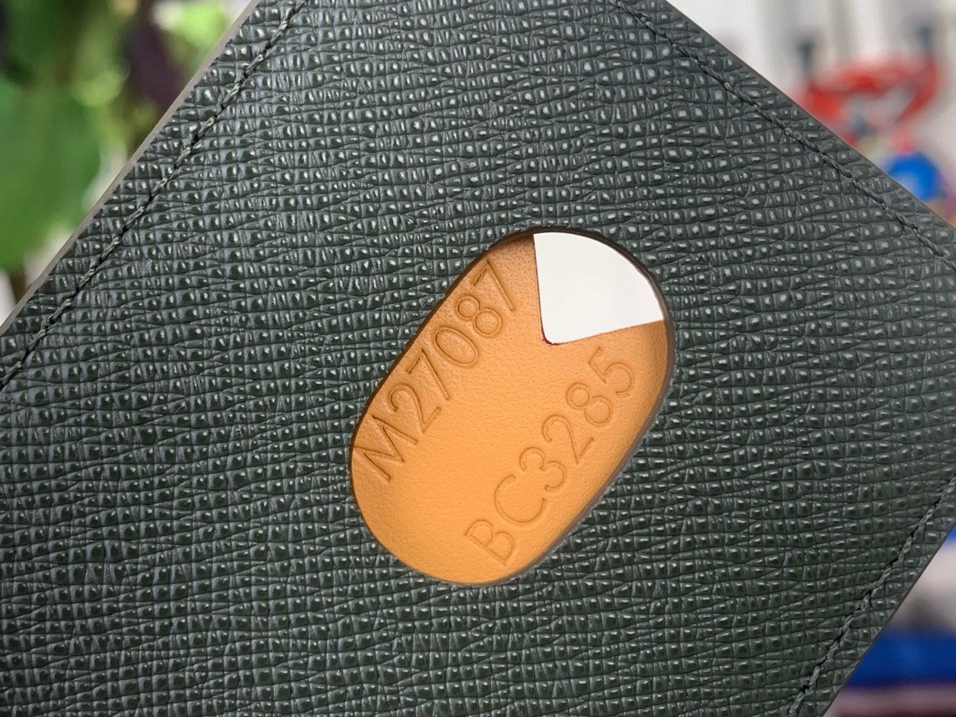 V-DETAIL CARD HOLDER