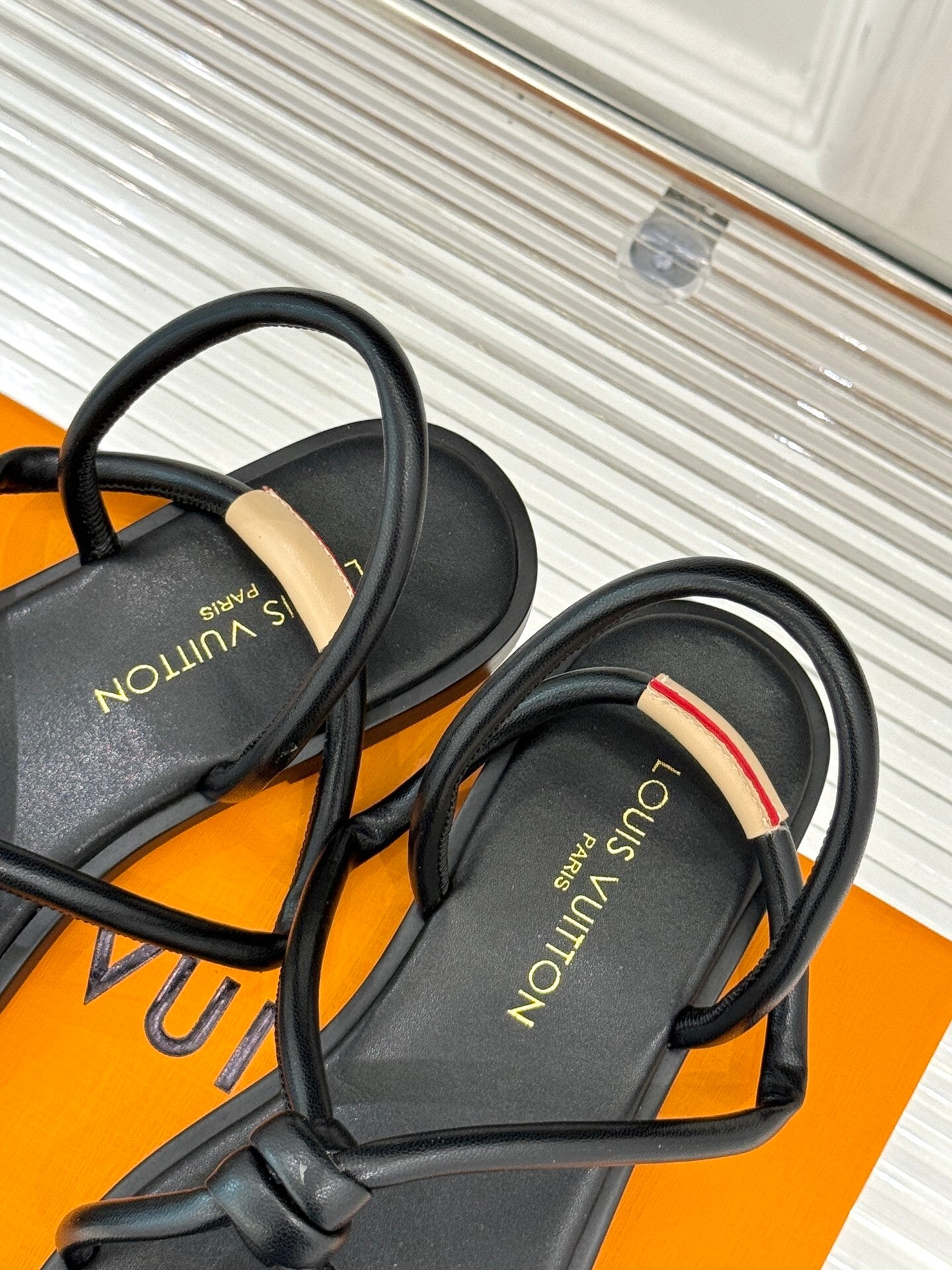 MINIMAL KNOT STRAP FLAT SANDALS – BLACK