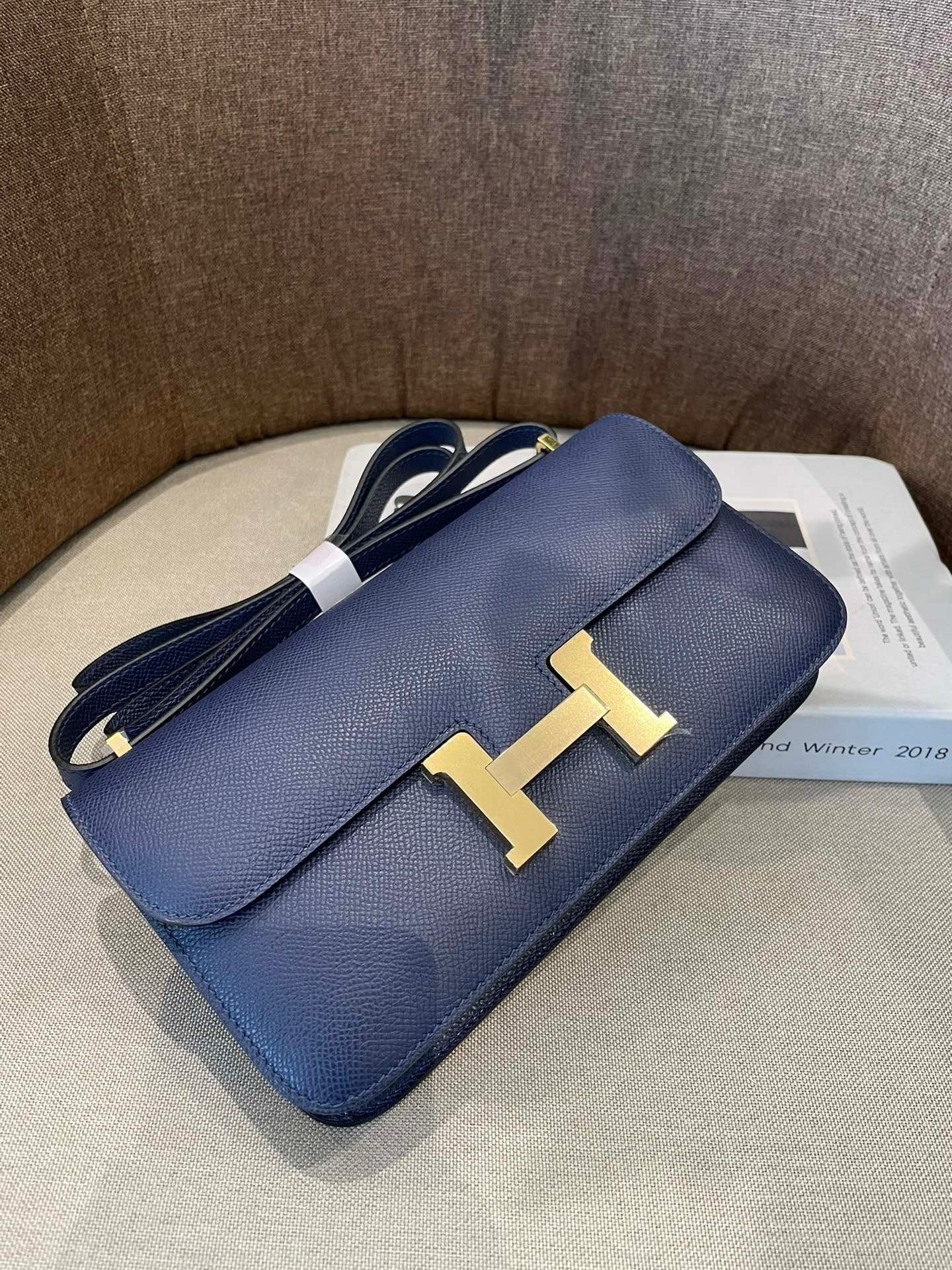 NAVY STRUCTURED CROSSBODY BAG