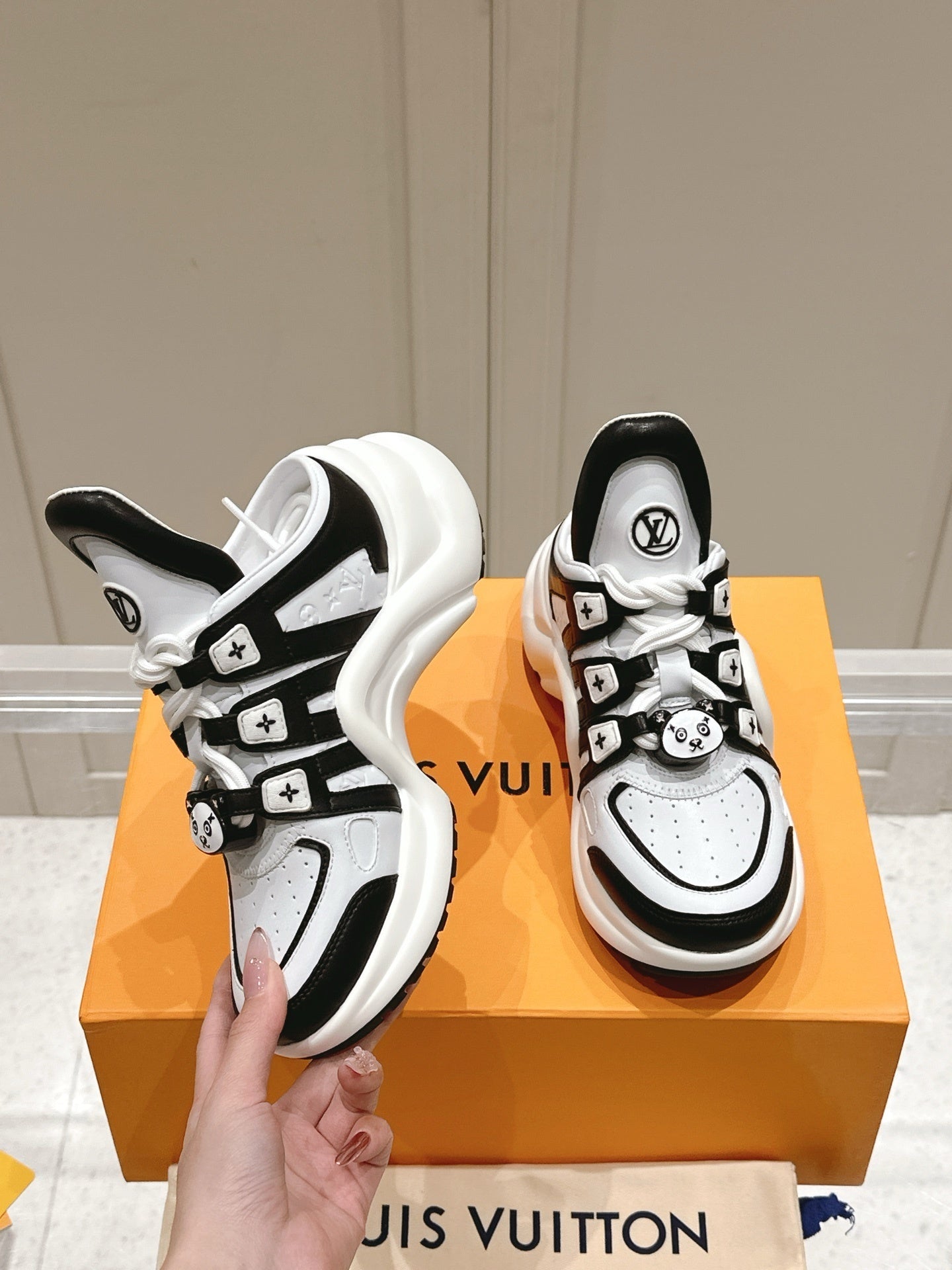 BLACK WHITE CHUNKY SNEAKERS