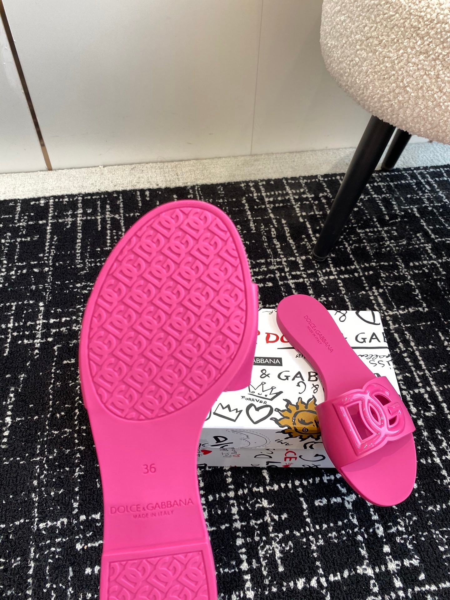 PINK LOGO RUBBER SLIDES