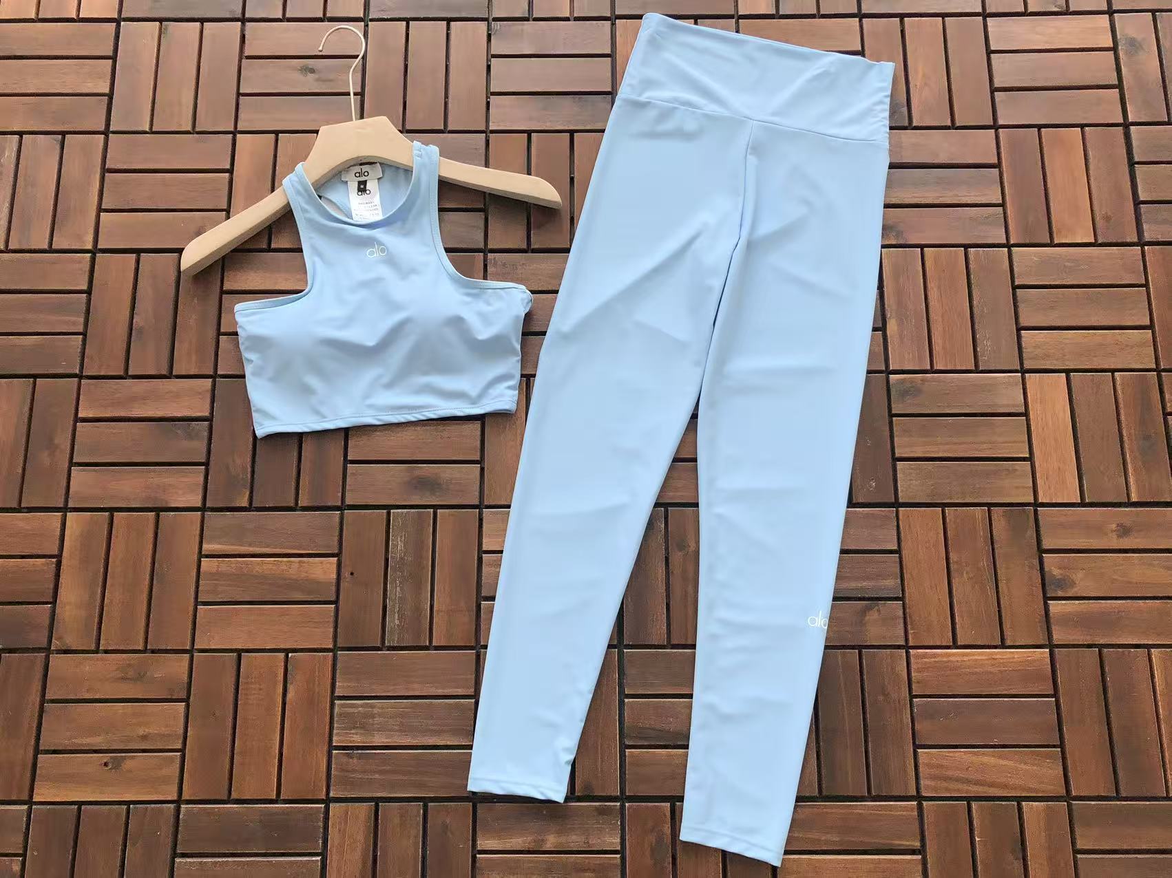 HIGH-NECK SPORTS BRA & HIGH-WAIST LEGGINGS SET