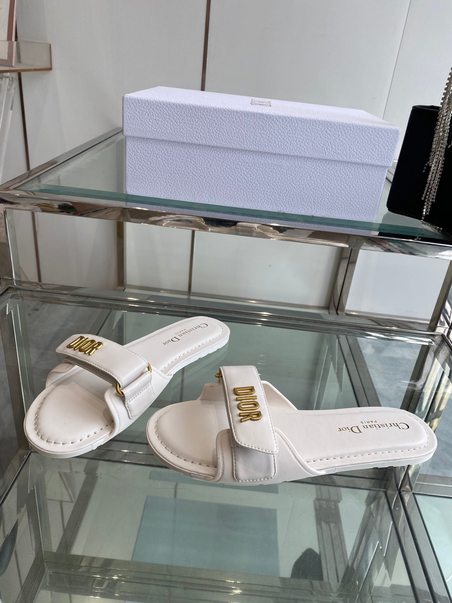 WHITE LOGO STRAP FLAT SLIDES