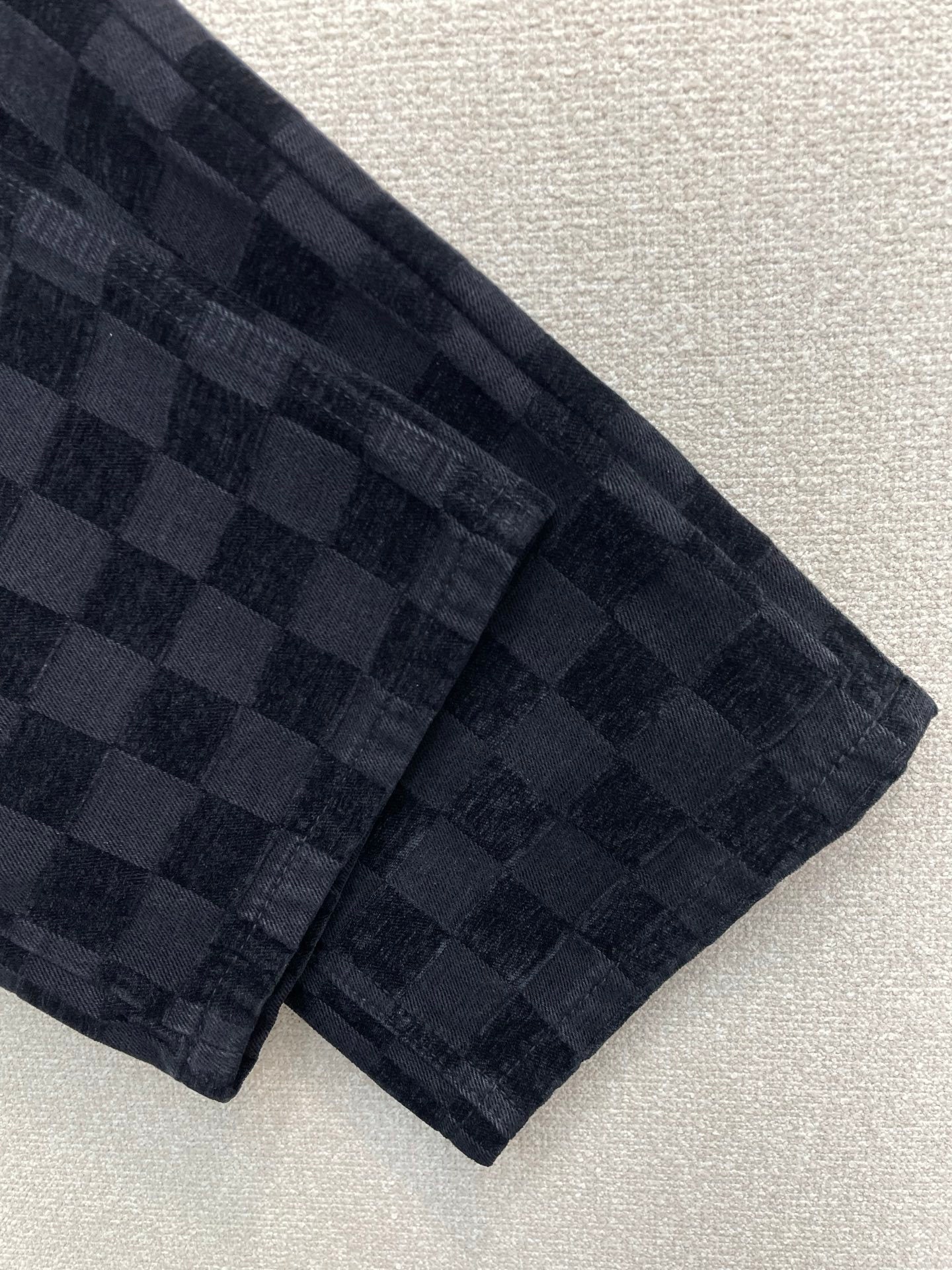 SCHWARZE KARIERTE HOSE MIT GERADEM BEINNEN