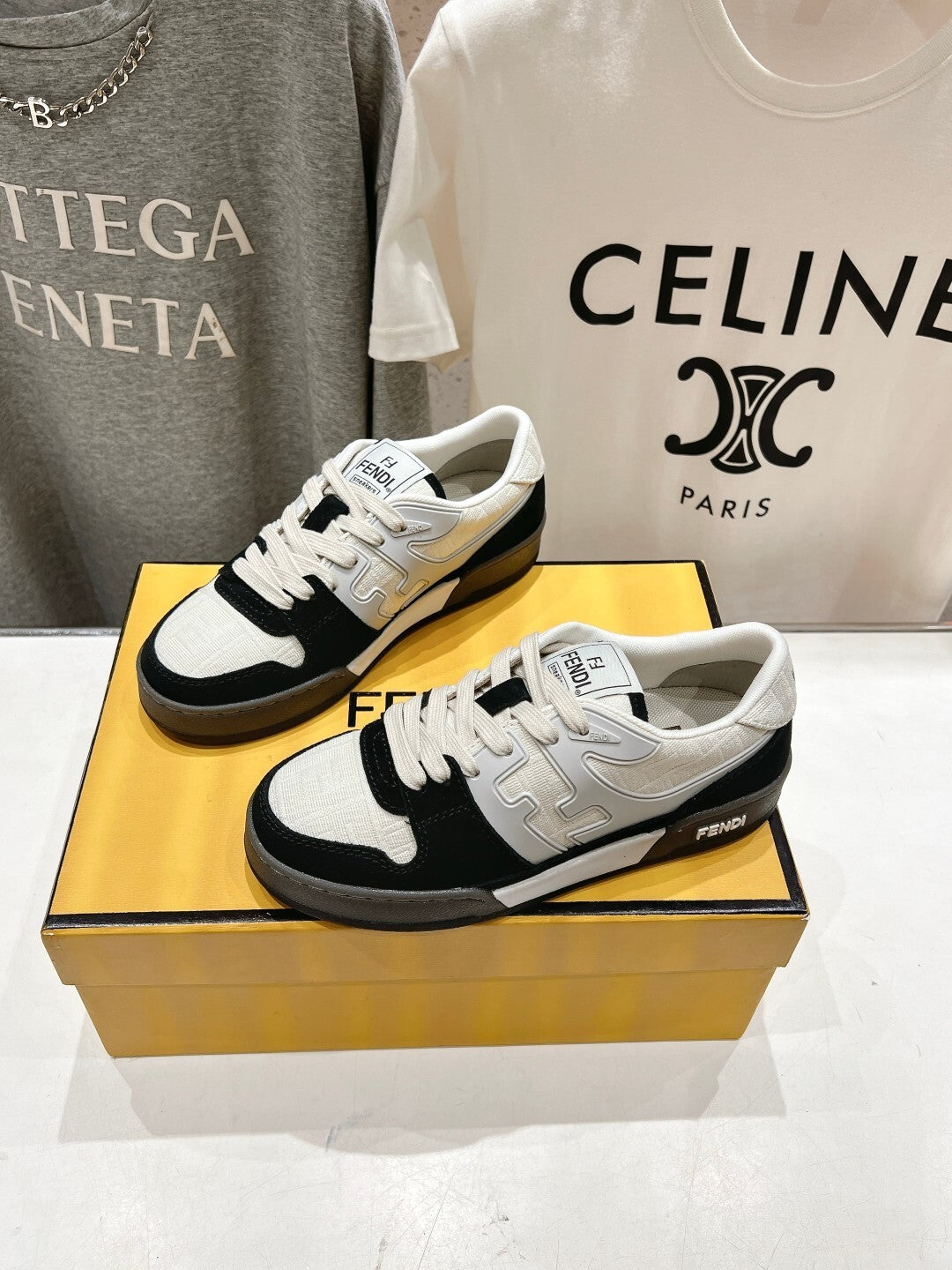 BLACK & WHITE LOW-TOP SNEAKERS WITH CONTRAST PANELS