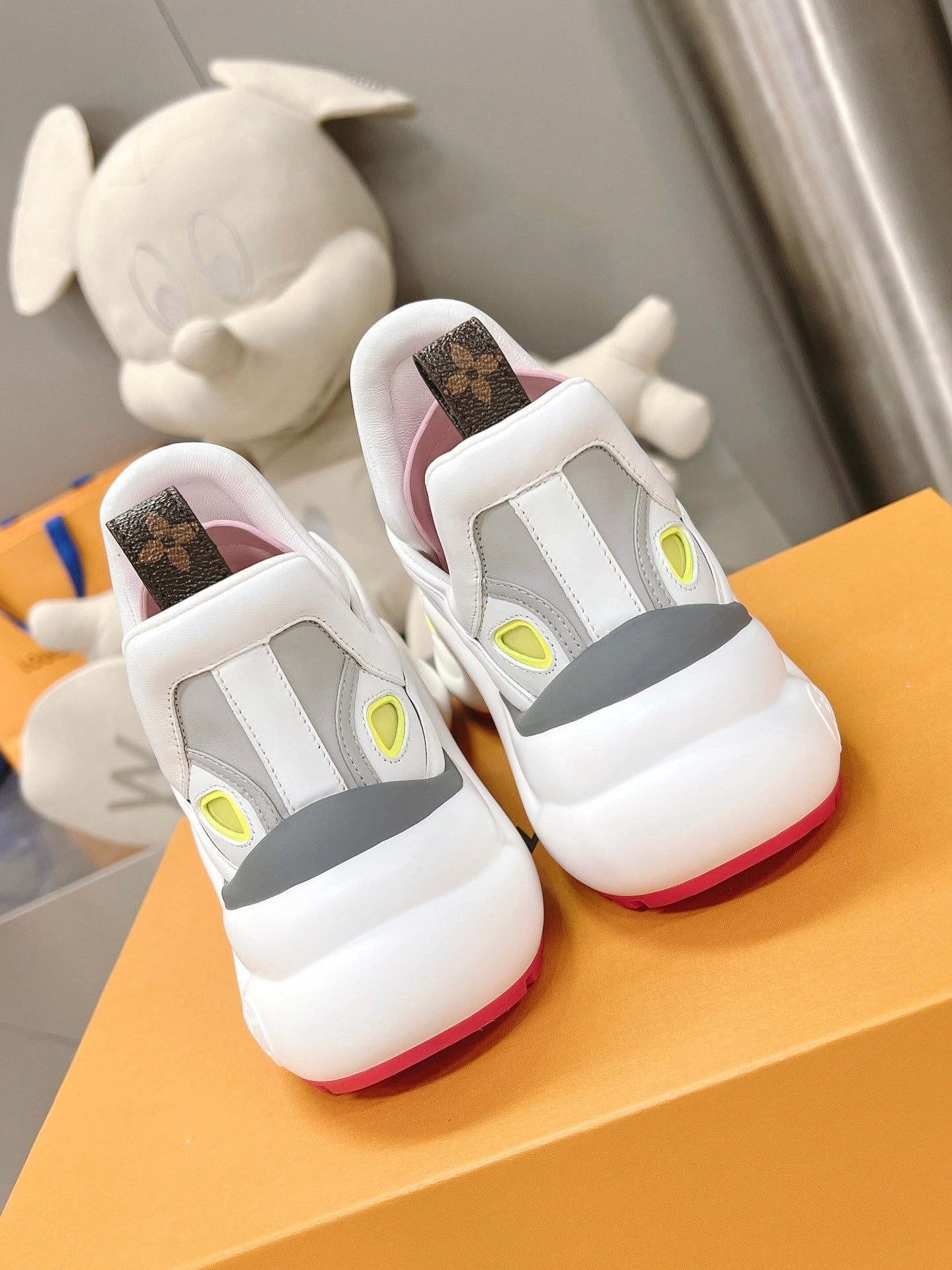 WHITE PINK SPORT SNEAKERS