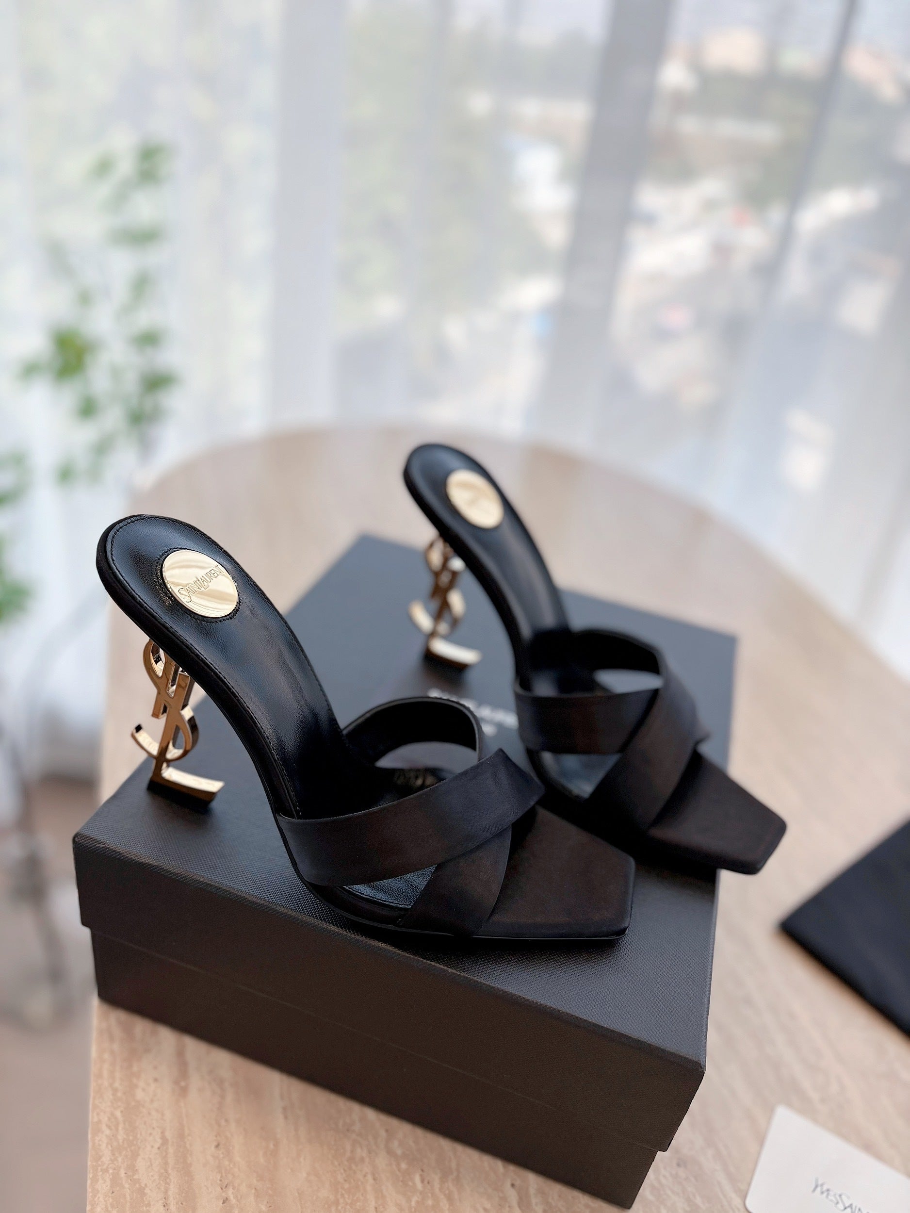 MINIMAL BLACK HEEL SANDALS