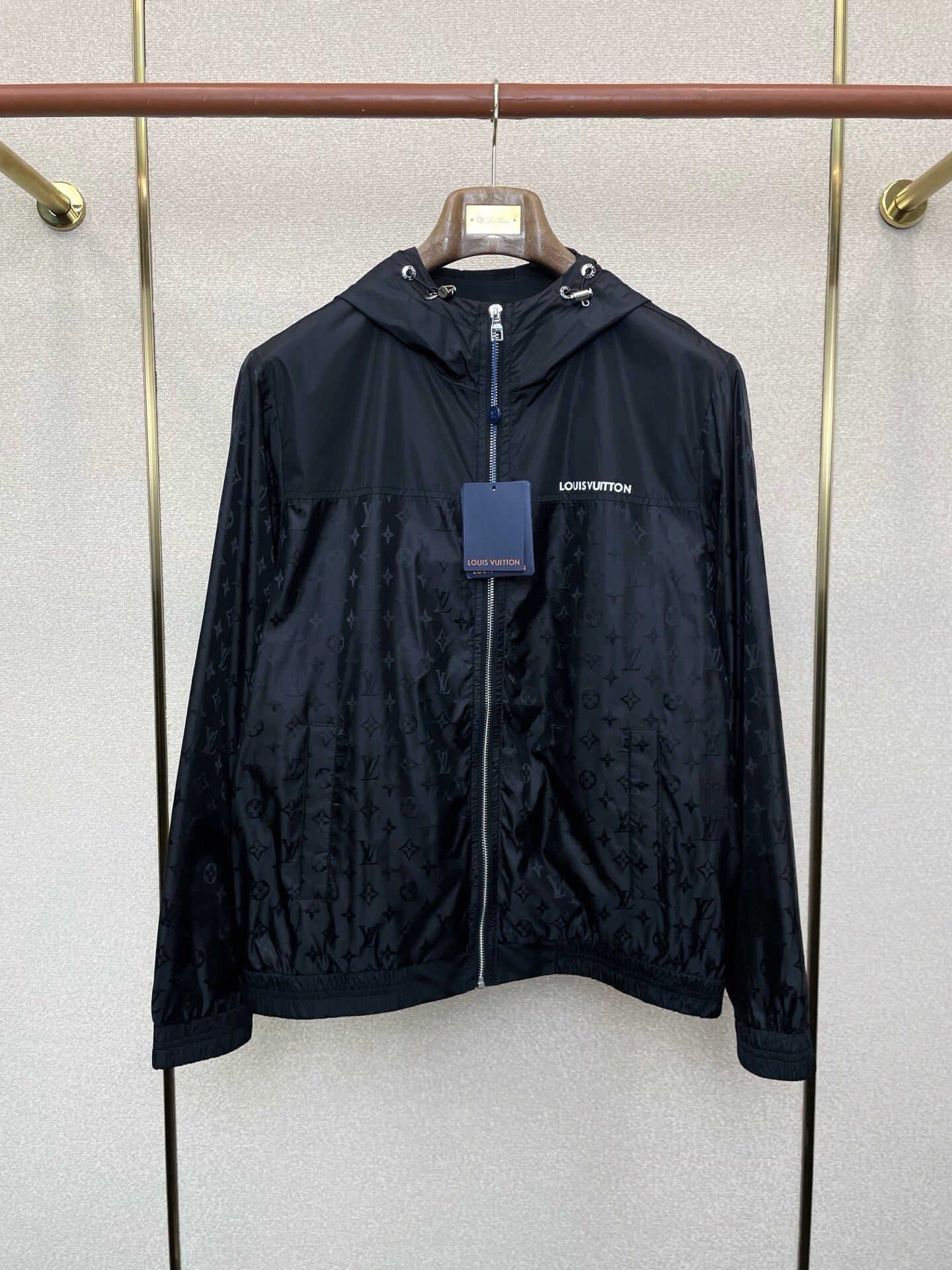 LIGHTWEIGHT HOODED WIND JACKET WITH TONAL PATTERN FINISH