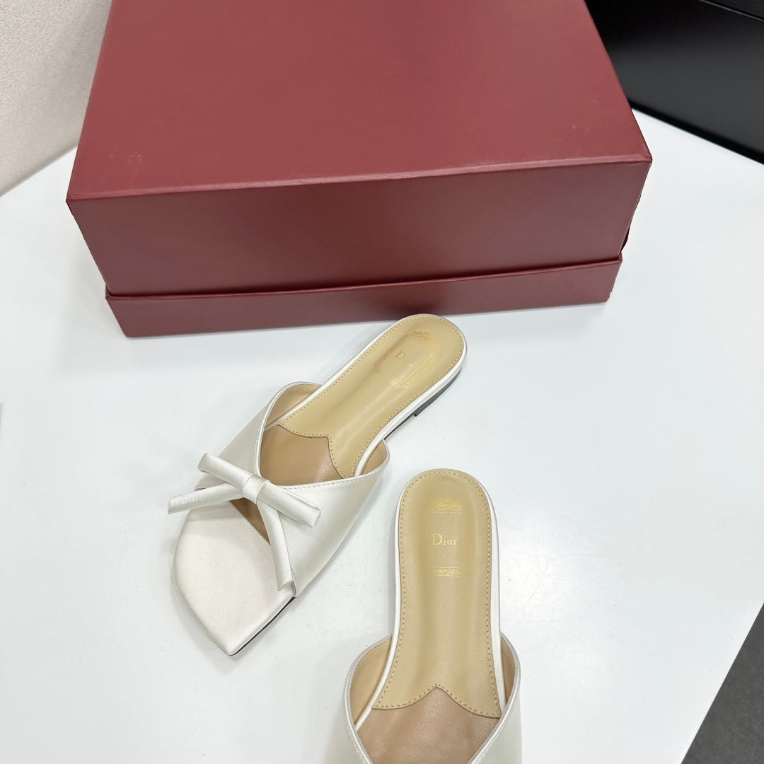 MINIMAL BOW DETAIL WHITE FLAT MULE SANDALS