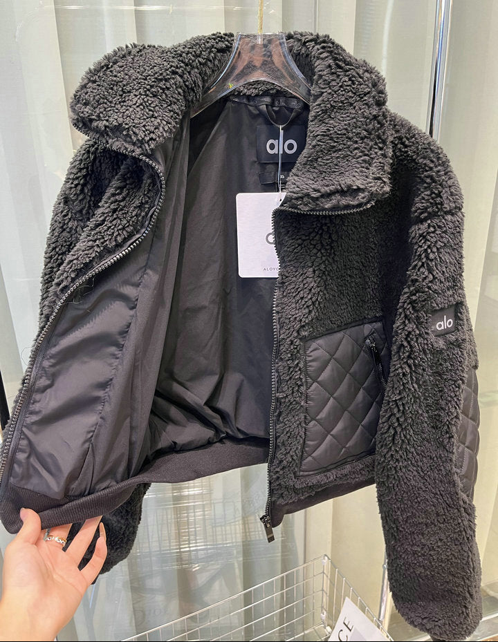 CHAQUETA DE PELUCHE CORTA CON PANELES ACOLCHADOS