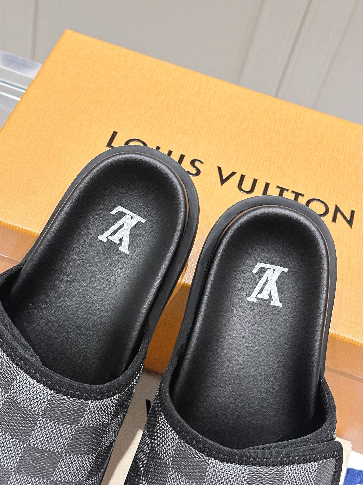 BLACK CHECKERED SLIDE SANDALS
