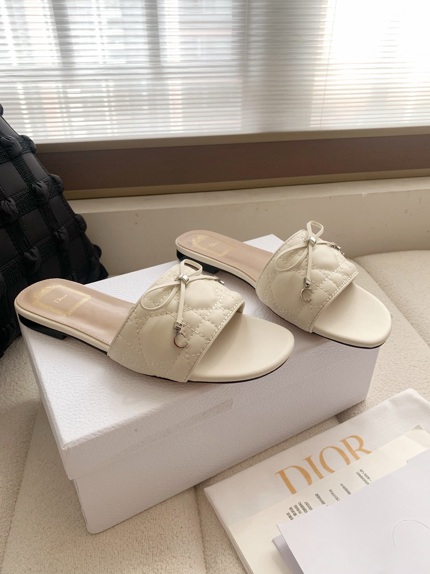 CREAM QUILTED BOW SLIDE SANDALS
