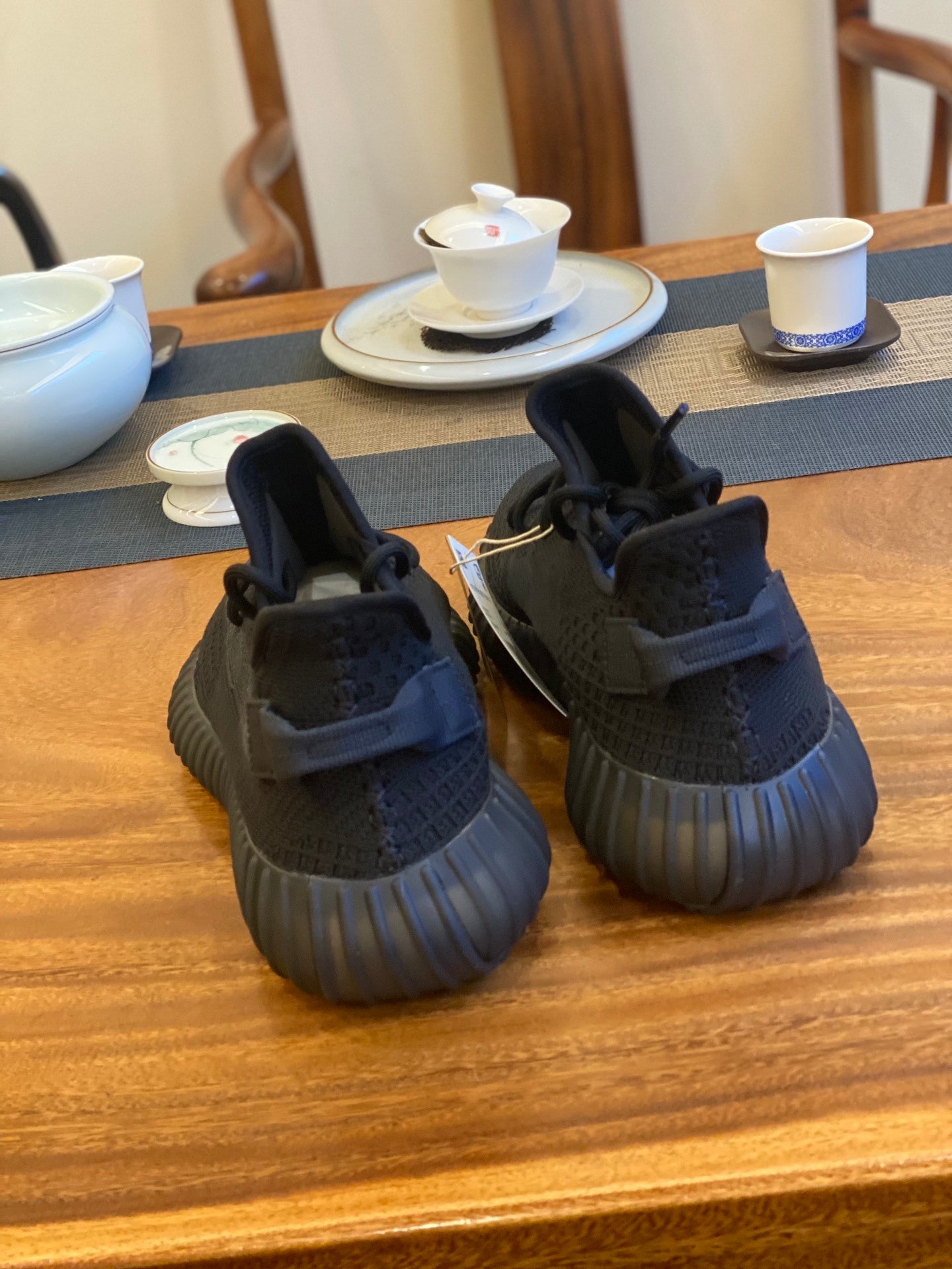 UNISEX BREATHABLE KNIT LOW-TOP SNEAKERS – ALL BLACK