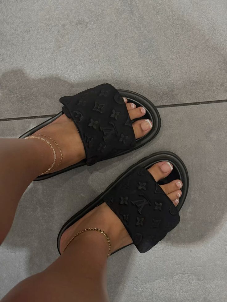 BLACK EMBOSSED COMFORT PLATFORM SLIDES