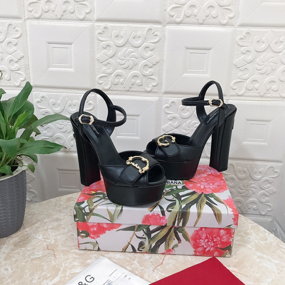 BLACK PLATFORM SANDALS WITH GOLD-TONE HARDWARE