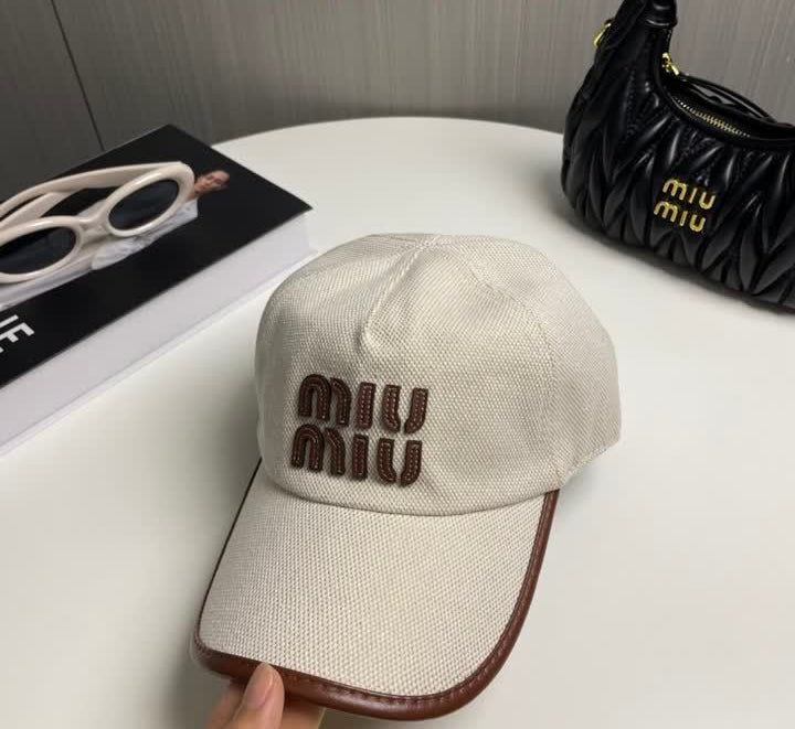 BEIGE BASEBALL CAP WITH EMBROIDERED LOGO AND CONTRAST TRIM