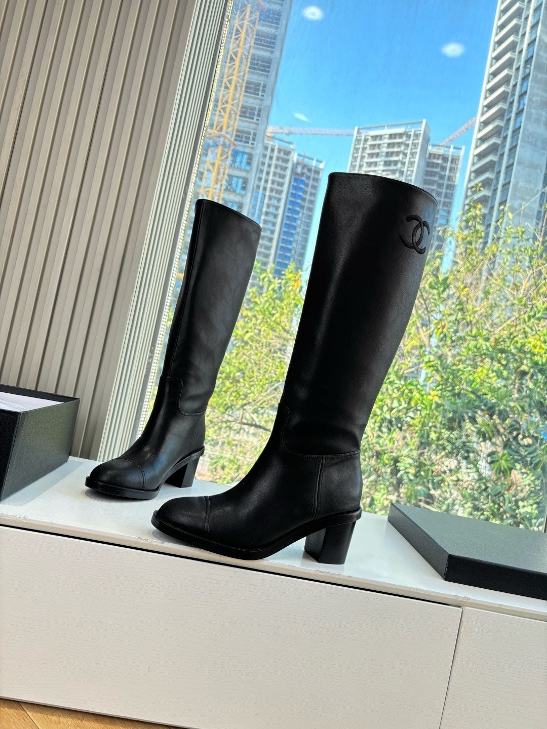 BLACK LEATHER KNEE-HIGH BOOTS WITH BLOCK HEEL