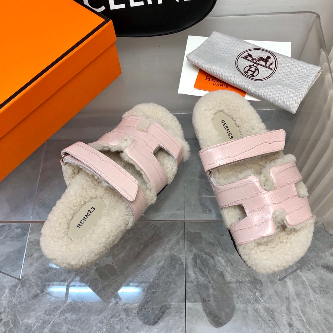 BLUSH SHEARLING SLIDE SANDALS WITH EMBOSSED STRAPS