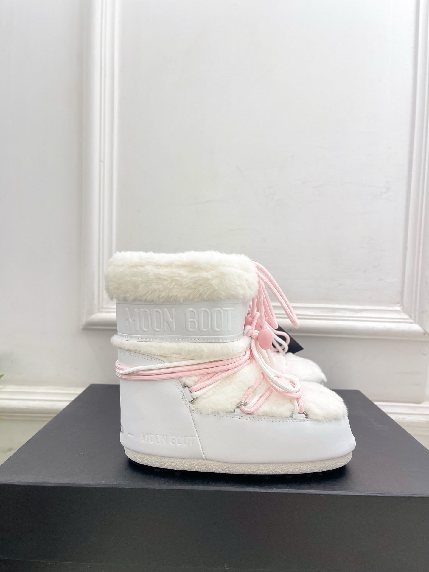 WHITE FAUX FUR LINED WINTER BOOTS WITH PINK LACES