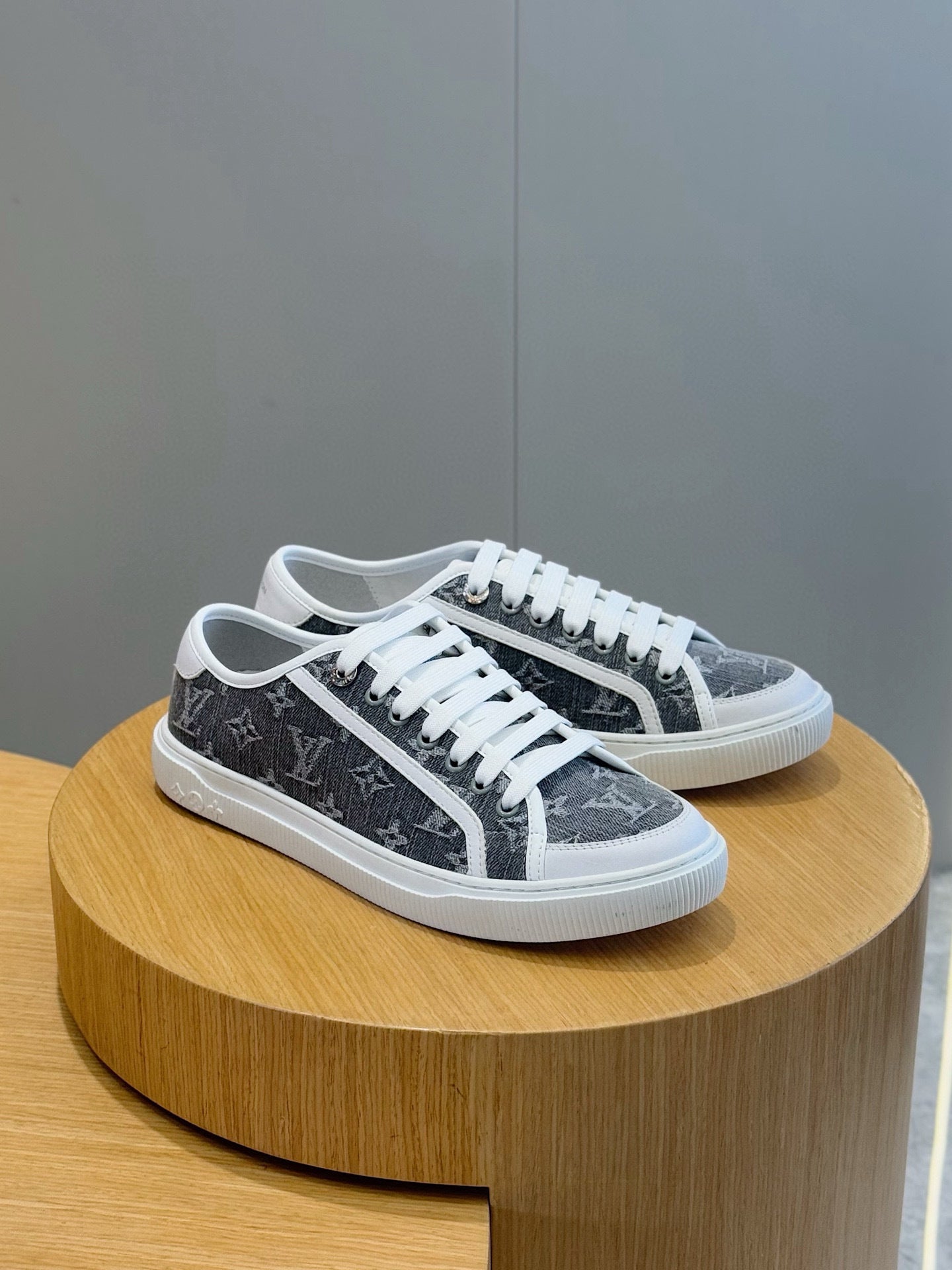 GREY MONOGRAM LOW-TOP SNEAKERS