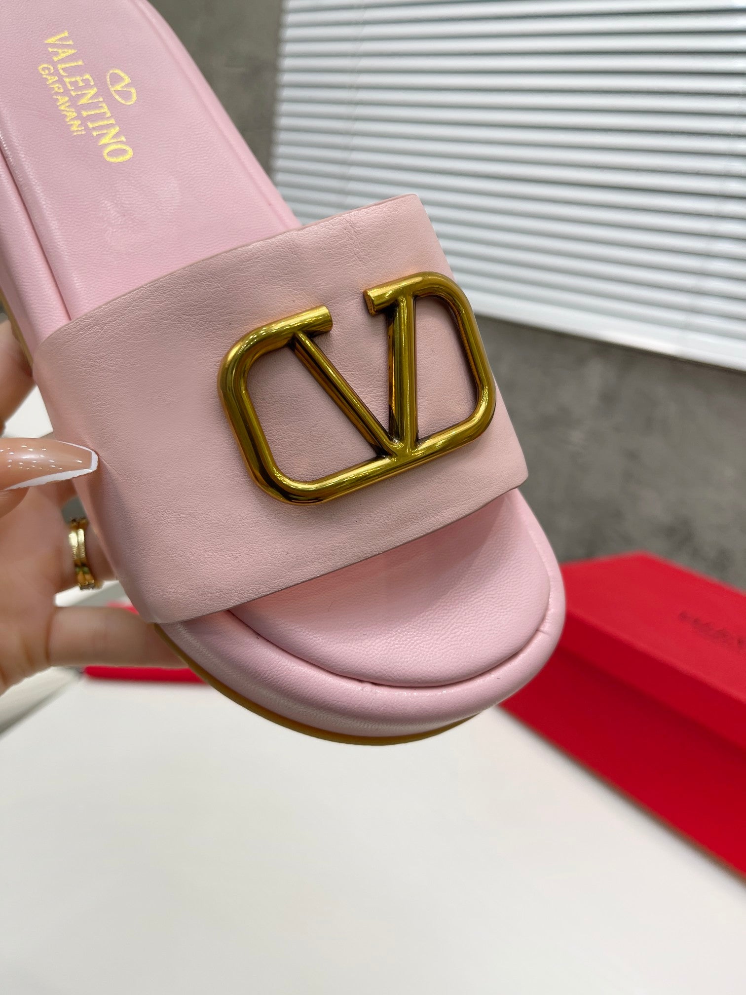 PLATFORM SLIDE SANDALS – BLUSH PINK WITH GOLD LOGO DETAIL