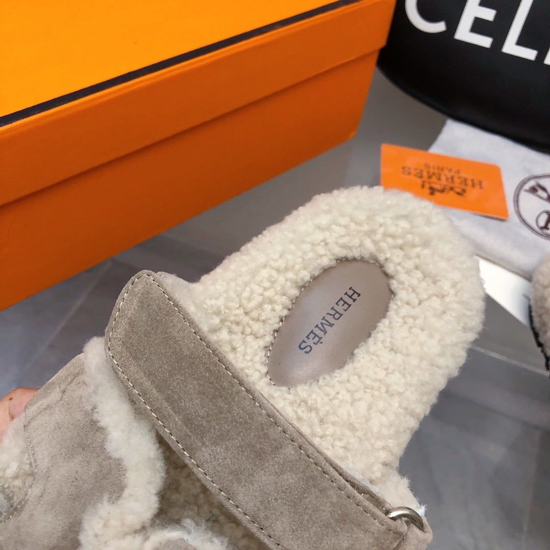 SHEARLING SLIDE SANDALS WITH TAUPE SUEDE STRAPS