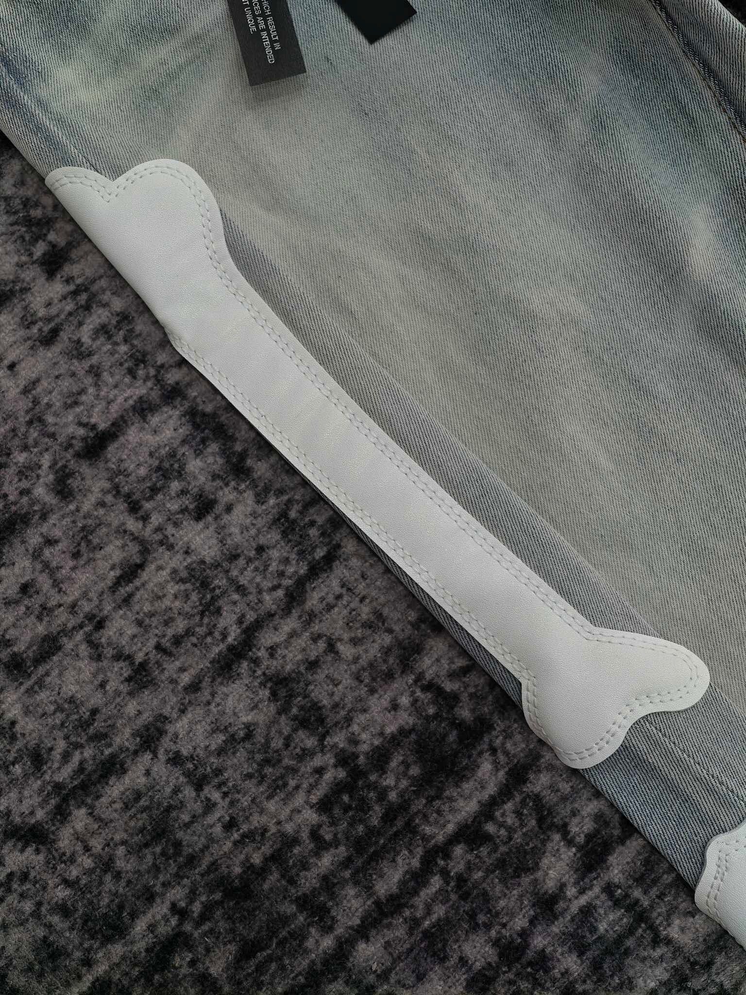 SKELETON APPLIQUÉ DISTRESSED SKINNY JEANS