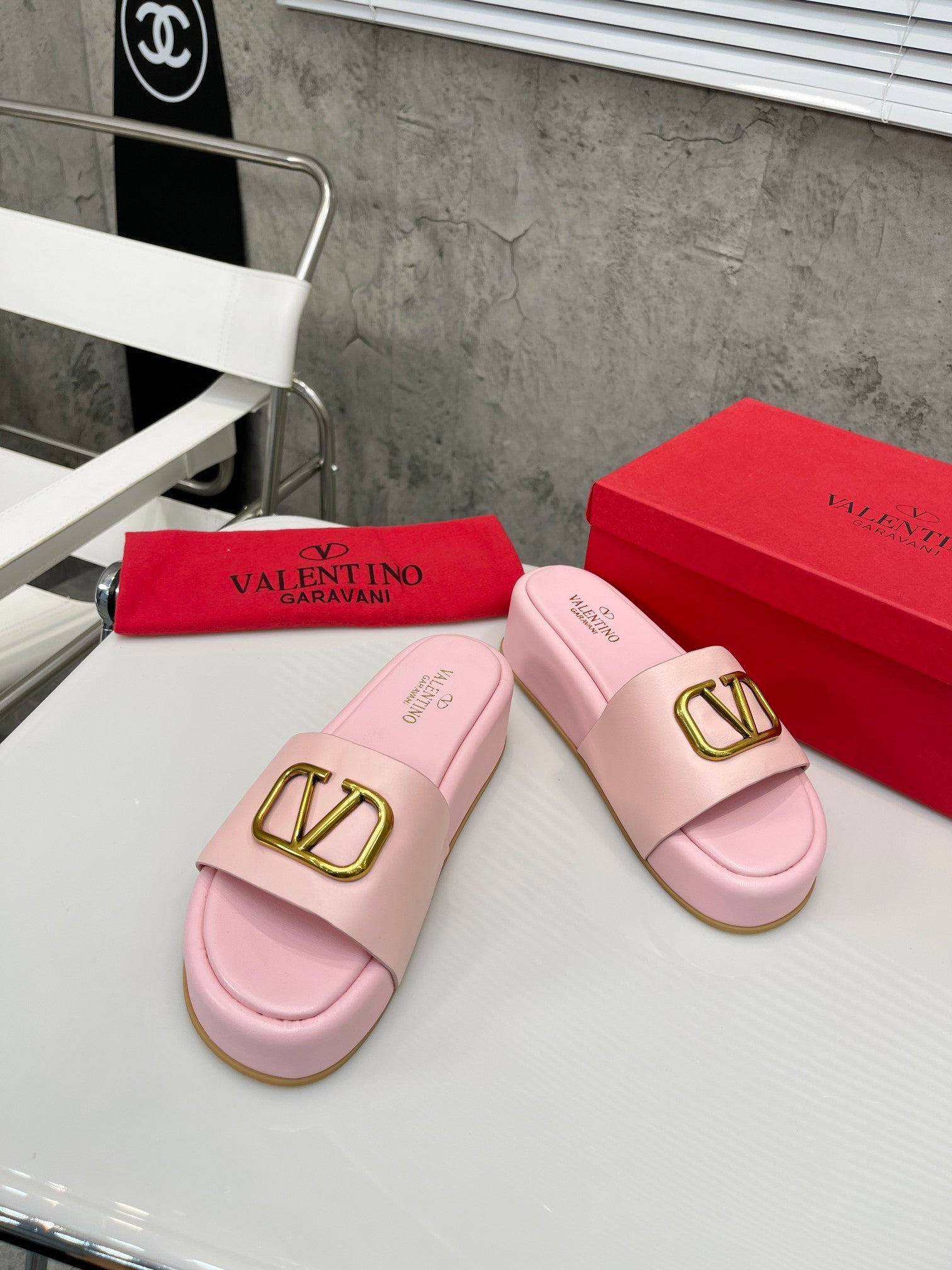 PLATFORM SLIDE SANDALS – BLUSH PINK WITH GOLD LOGO DETAIL