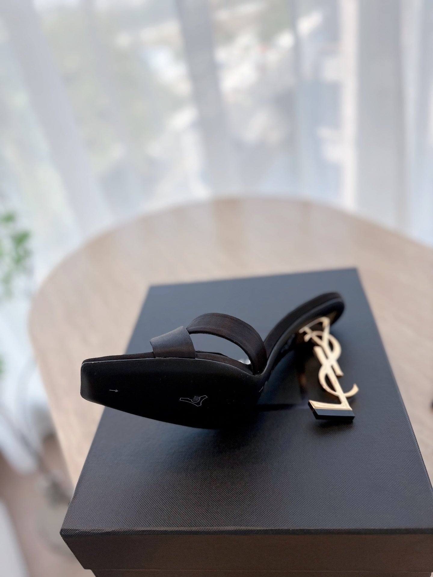 MINIMAL BLACK HEEL SANDALS