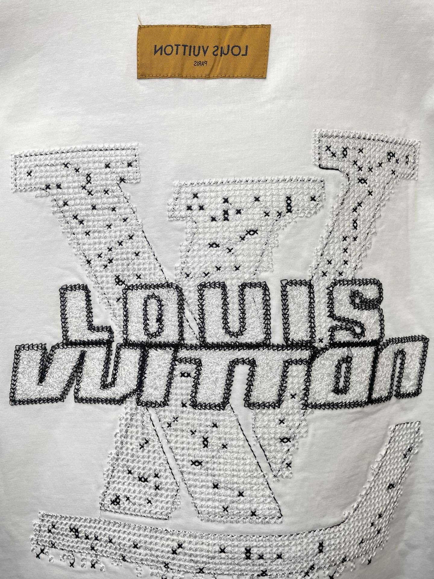 MINIMAL SHORT-SLEEVE T-SHIRT WITH EMBELLISHED CHEST DETAIL