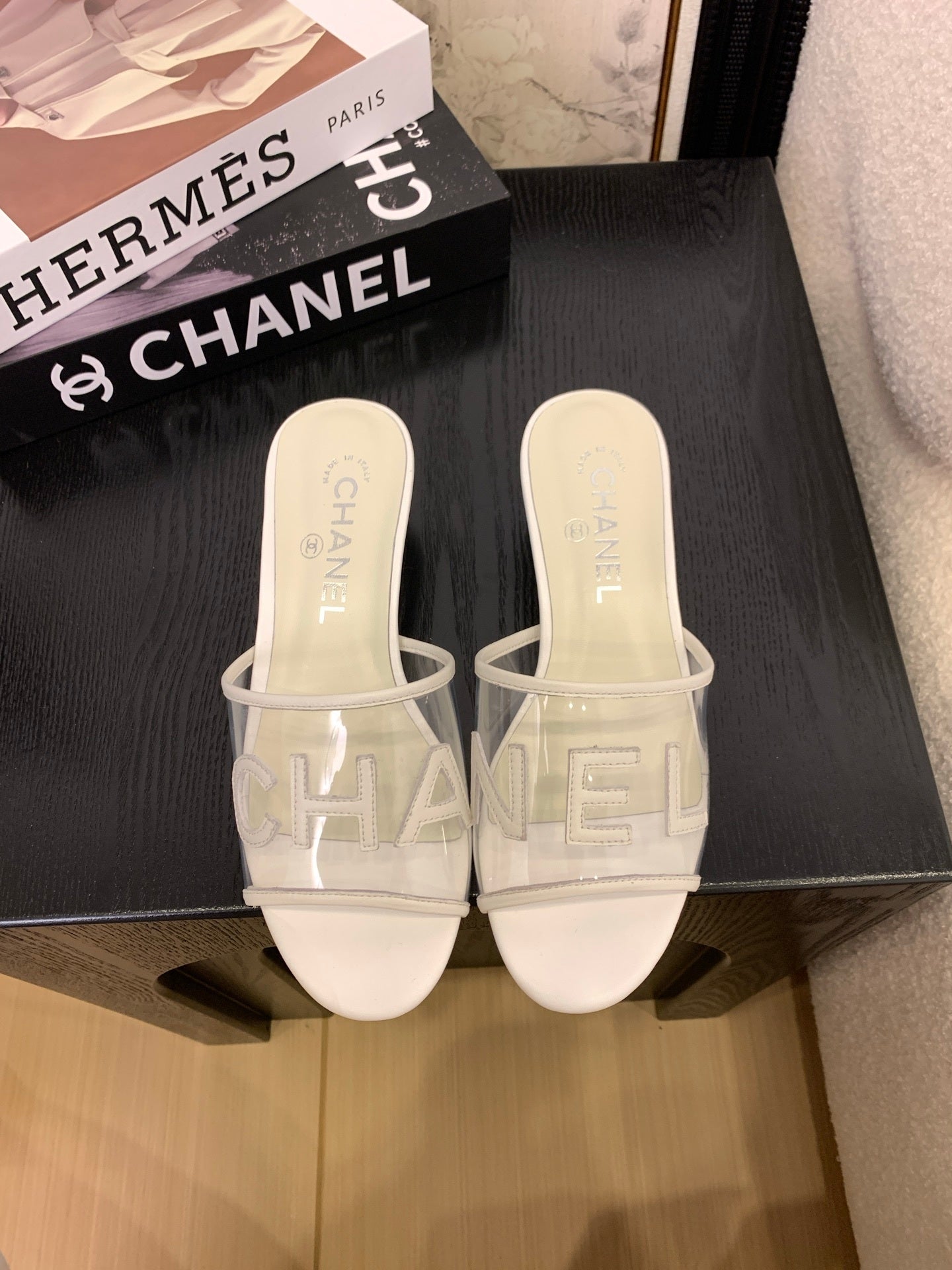 CLEAR LOGO STRAP FLAT SLIDES – WHITE