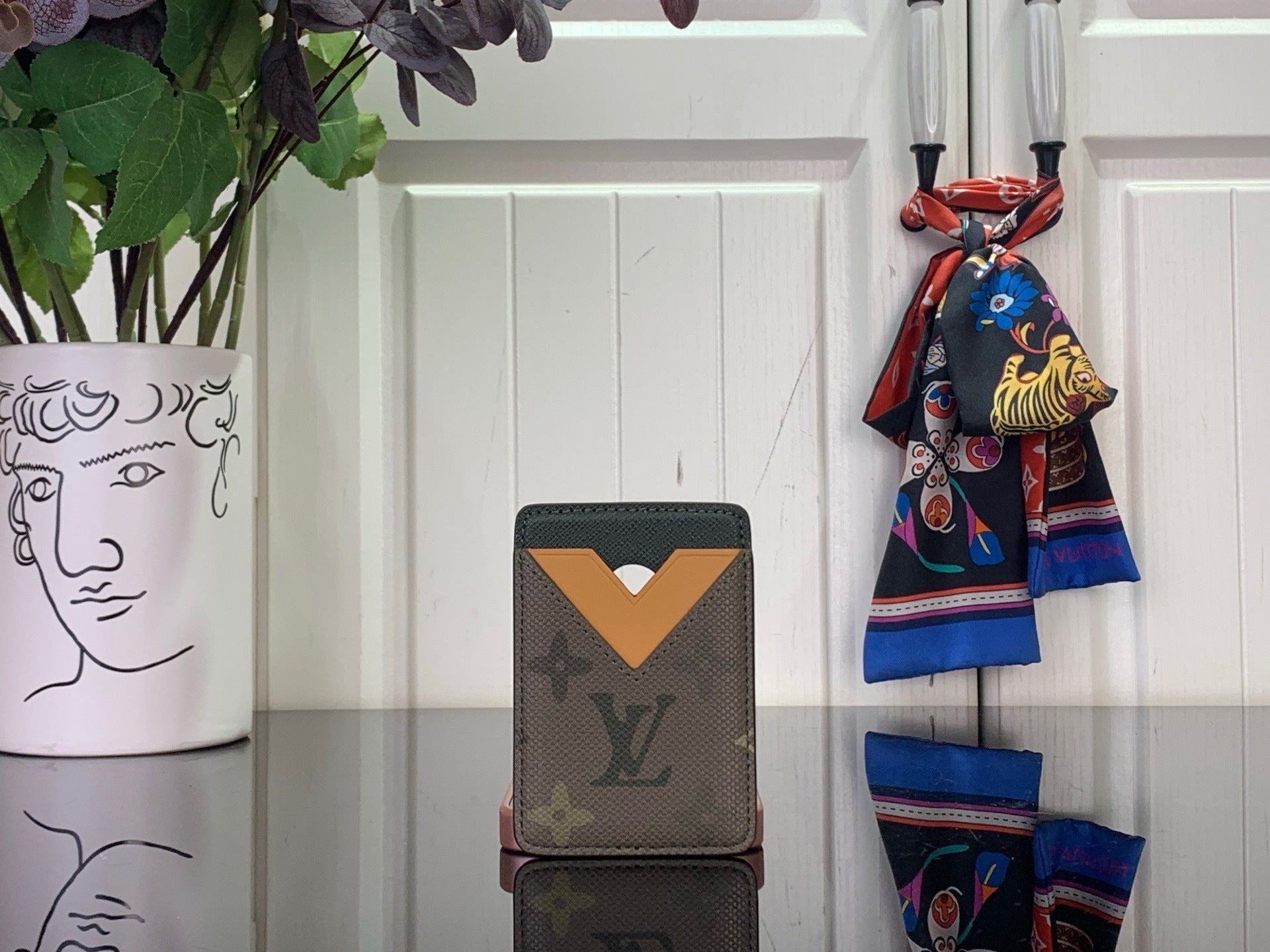 V-DETAIL CARD HOLDER