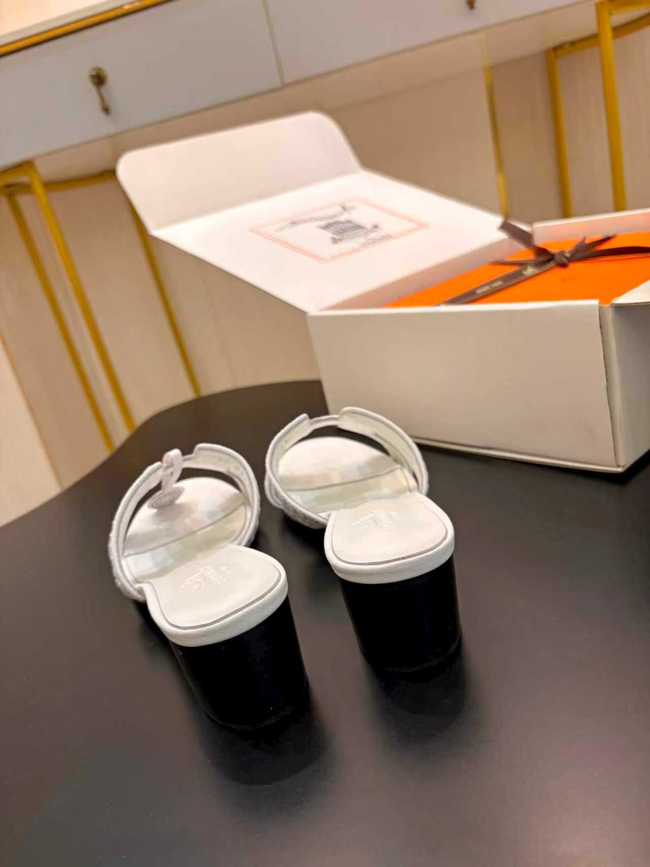 WEISSE LEDER-SANDALEN MIT ABSATZ