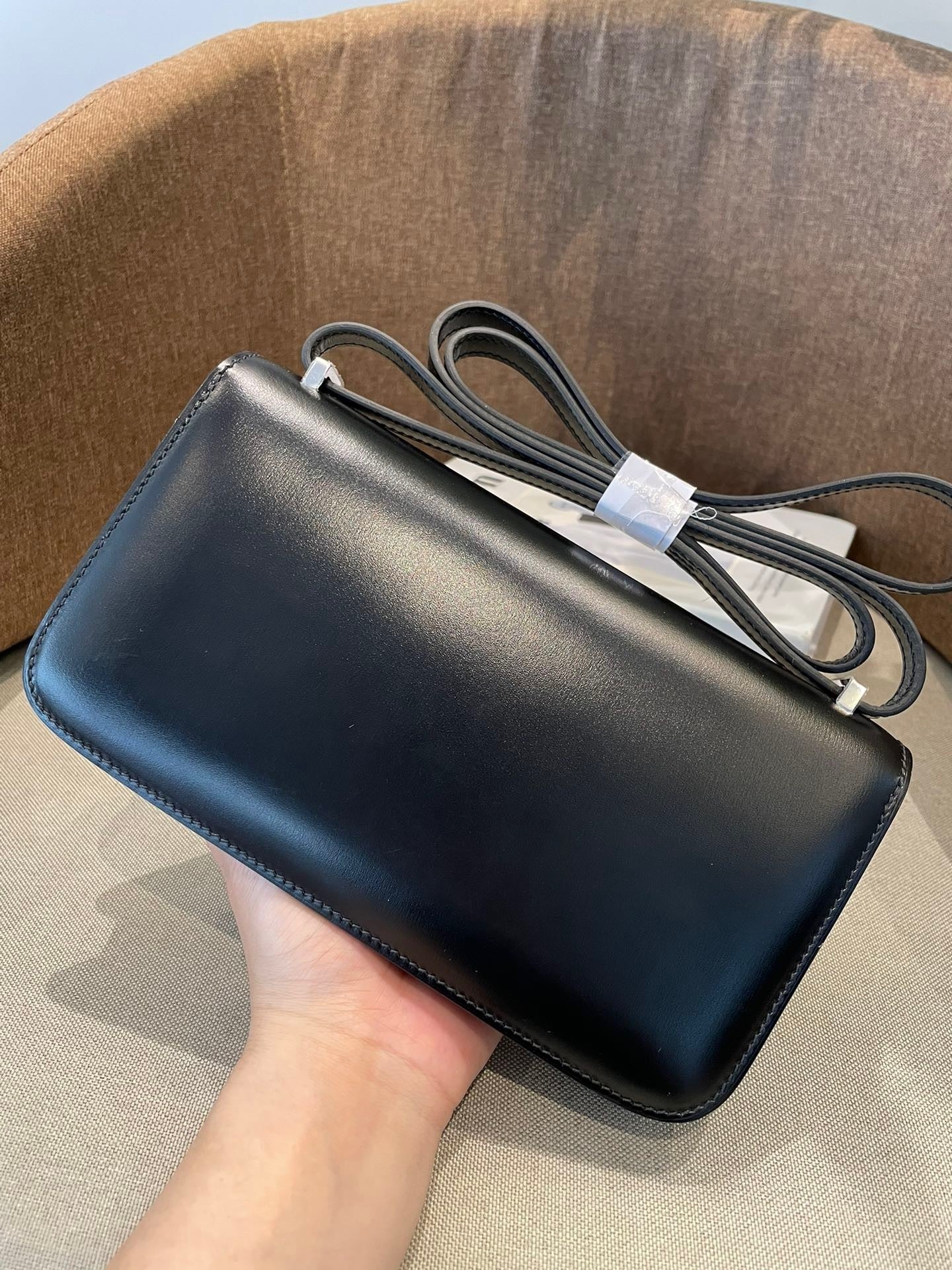 BLACK SMOOTH STRUCTURED CROSSBODY BAG