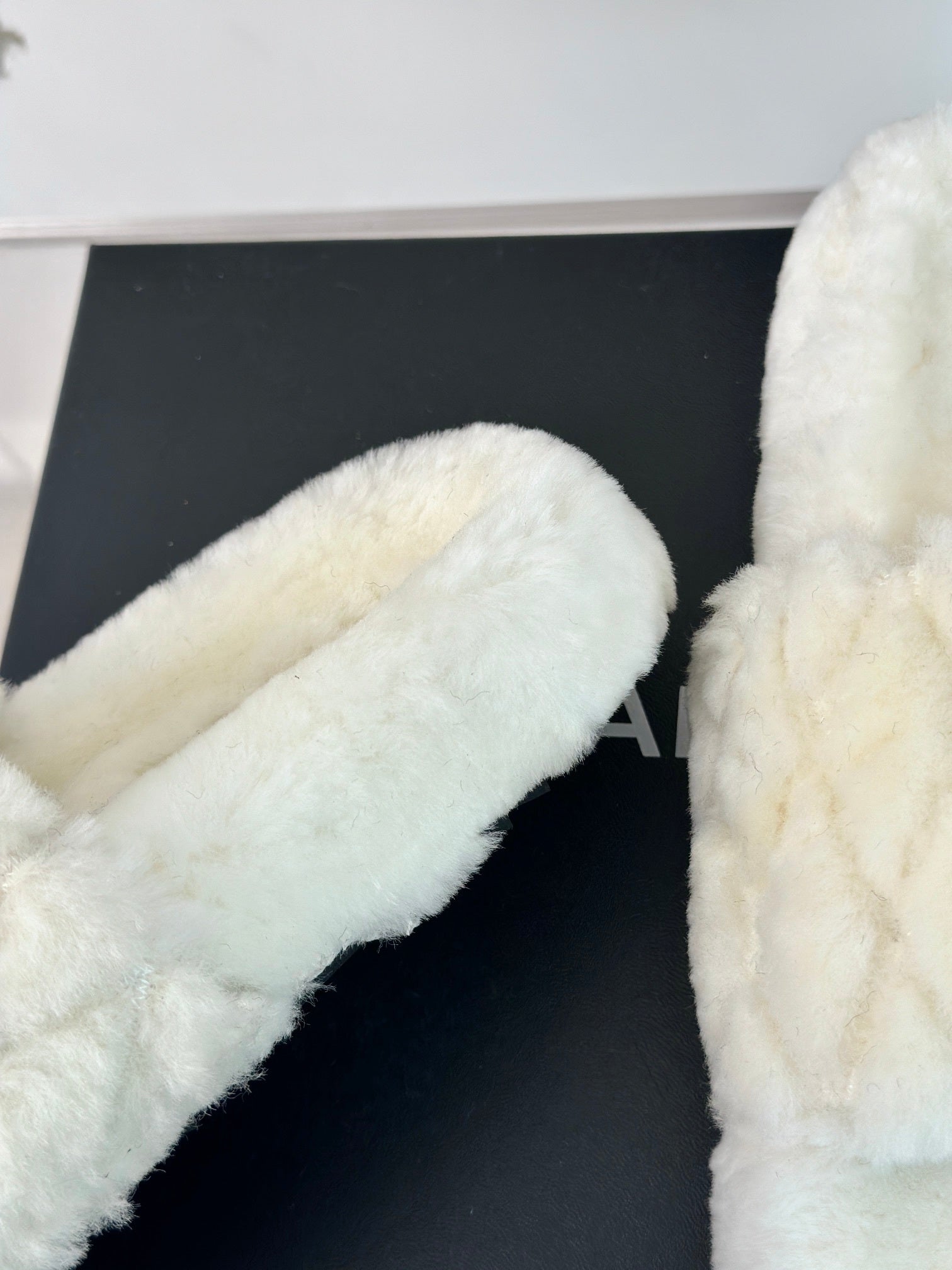 PLUSH FAUX FUR SLIDES – IVORY