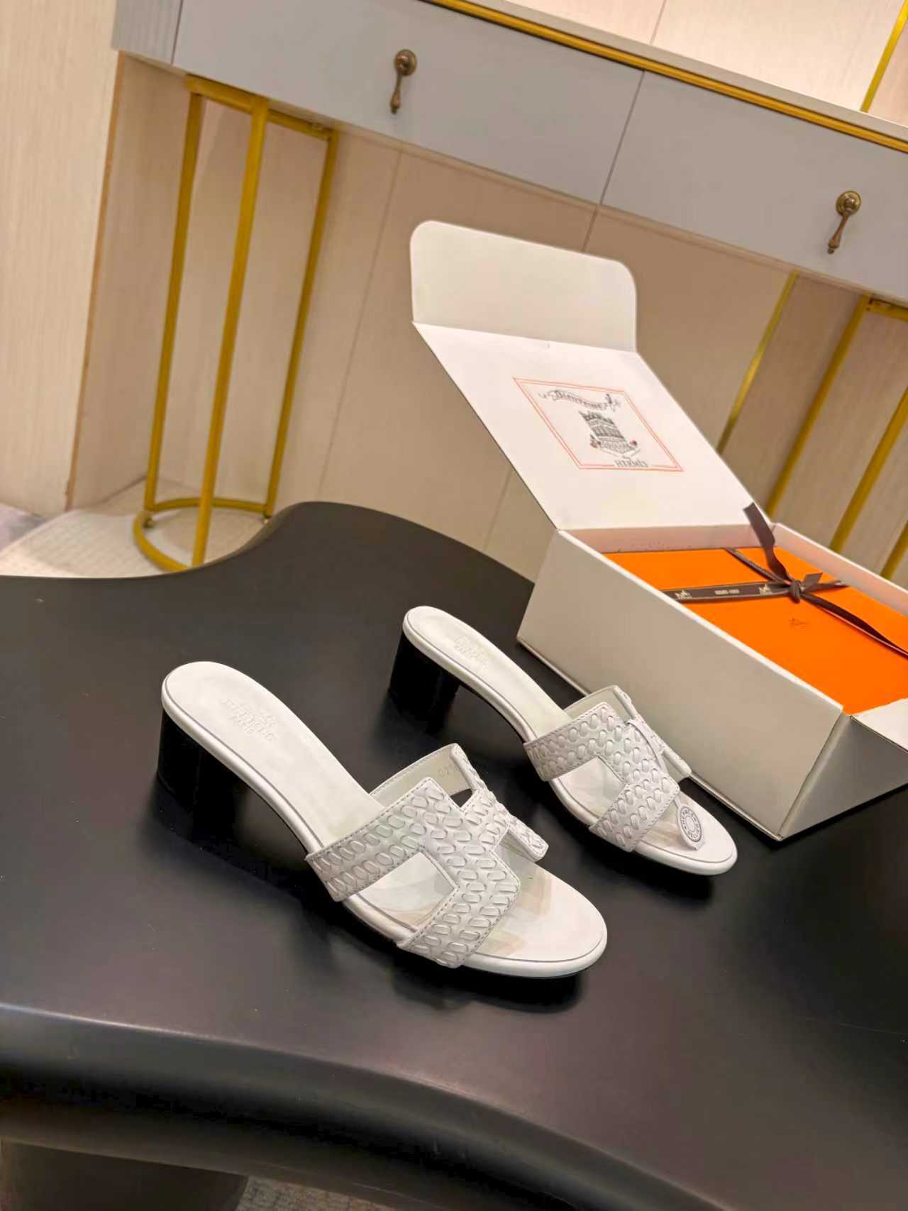 WHITE LEATHER HEELED SLIDE SANDALS